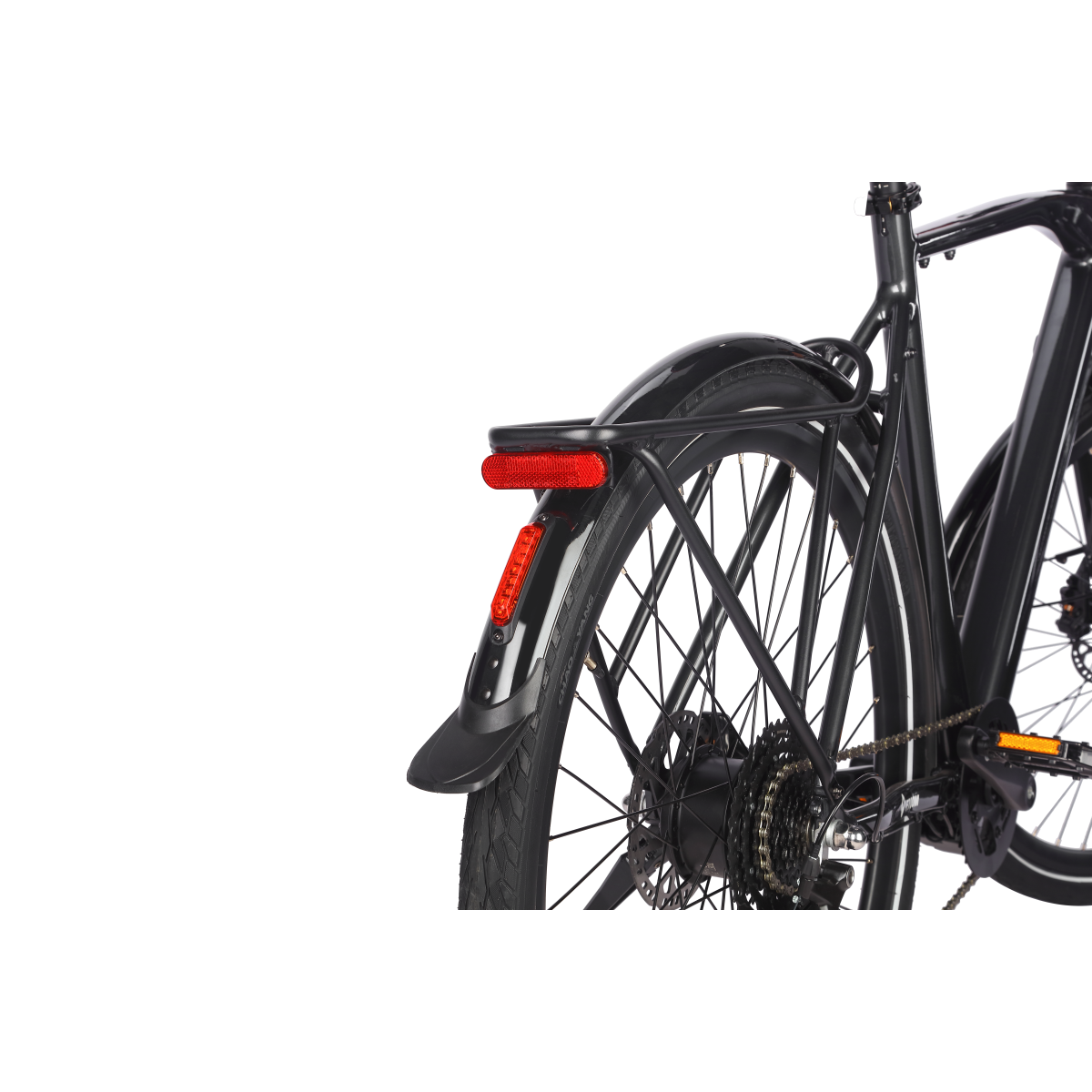 Tył czarnego roweru. Czerwony odblask, czarna opona i metalowa rama. Częściowo widoczny na białym tle.