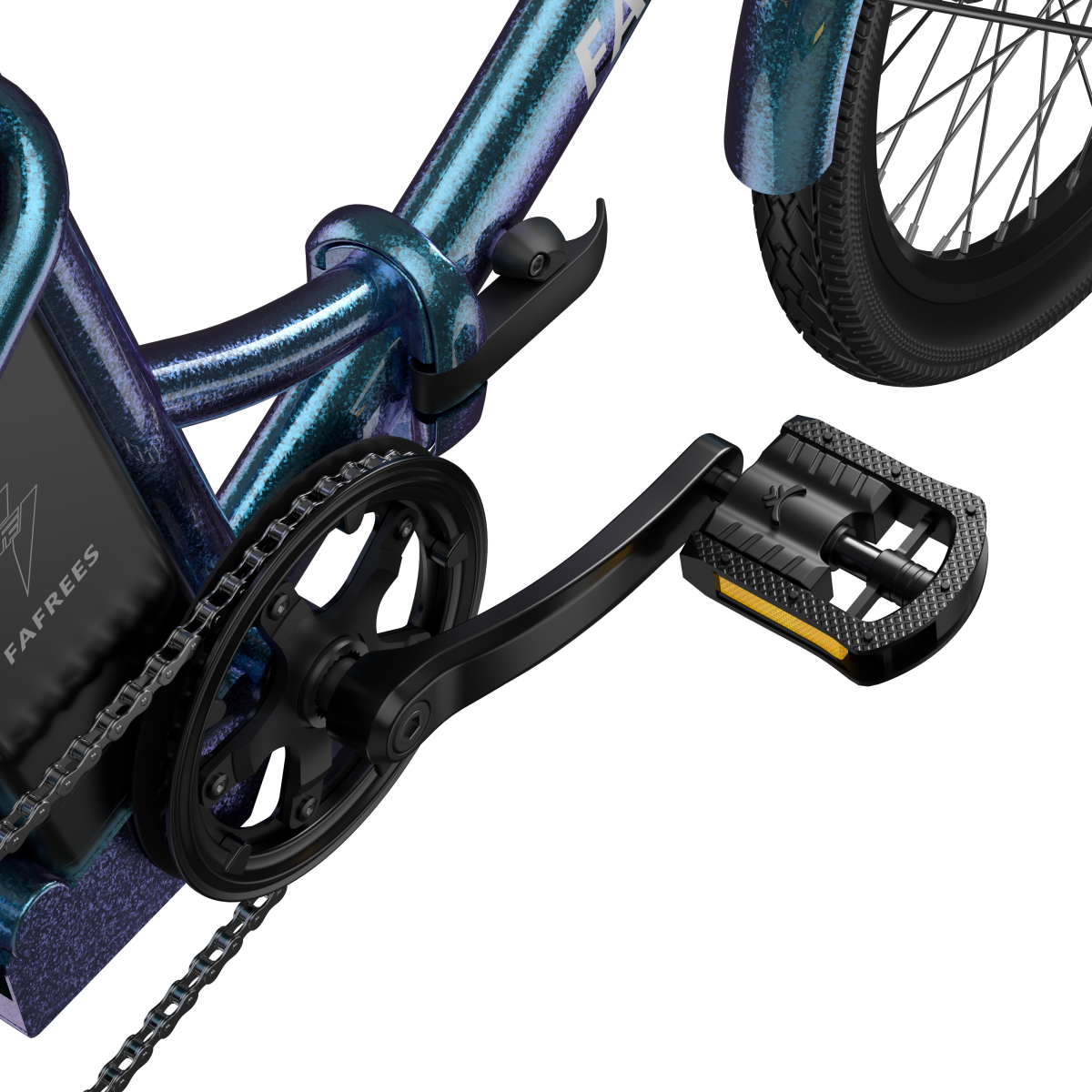 Zbliżenie roweru. Czarny pedał i łańcuch, iridiscentna rama, czarna opona. Widoczna nazwa marki FAFREES.