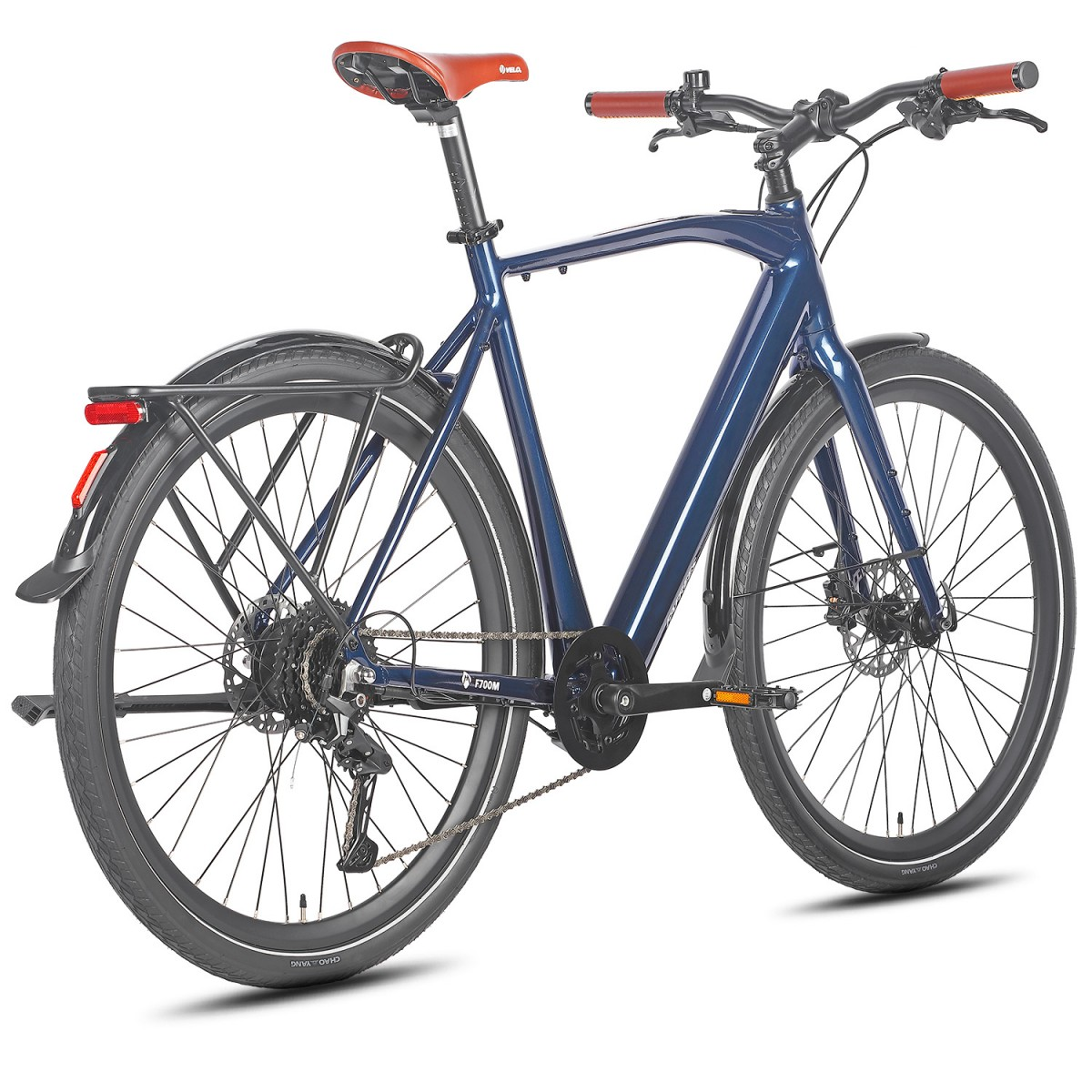 Niebieski rower z brązowym siodełkiem i uchwytami. Czarne opony i rama. Bagażnik i czerwony odblask.