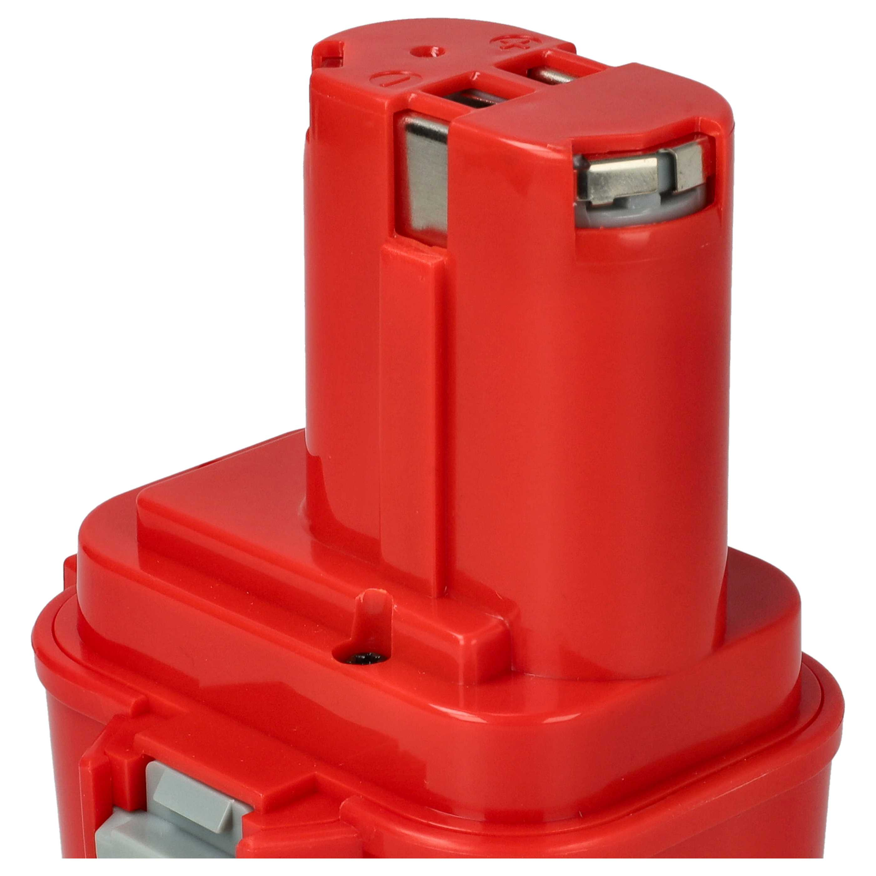 Ein roter Werkzeugbatterie auf weißem Hintergrund. Es hat eine rechteckige Basis und einen zylindrischen Kopf mit Metallkontakten.