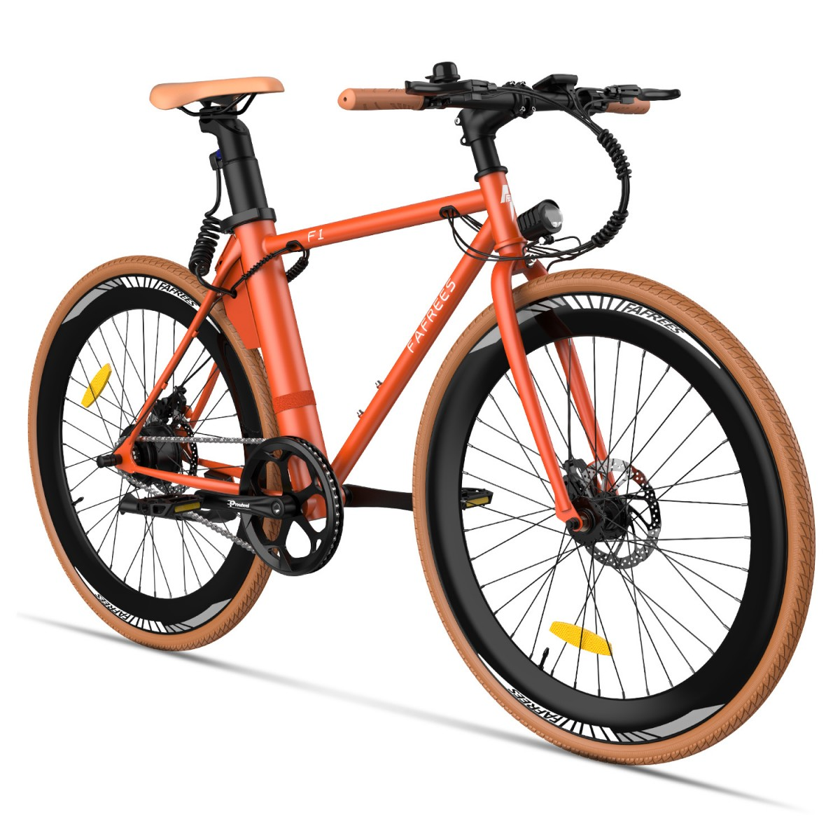 Pomarańczowy rower elektryczny z brązowymi oponami i siedzeniem. Rower ma czarne akcenty i jest na białym tle.