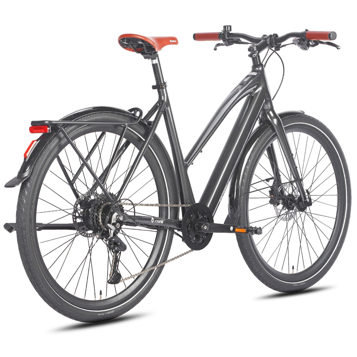 Czarny rower z brązowym siodełkiem i uchwytami kierownicy. Koła mają białe paski. Tło jest białe.