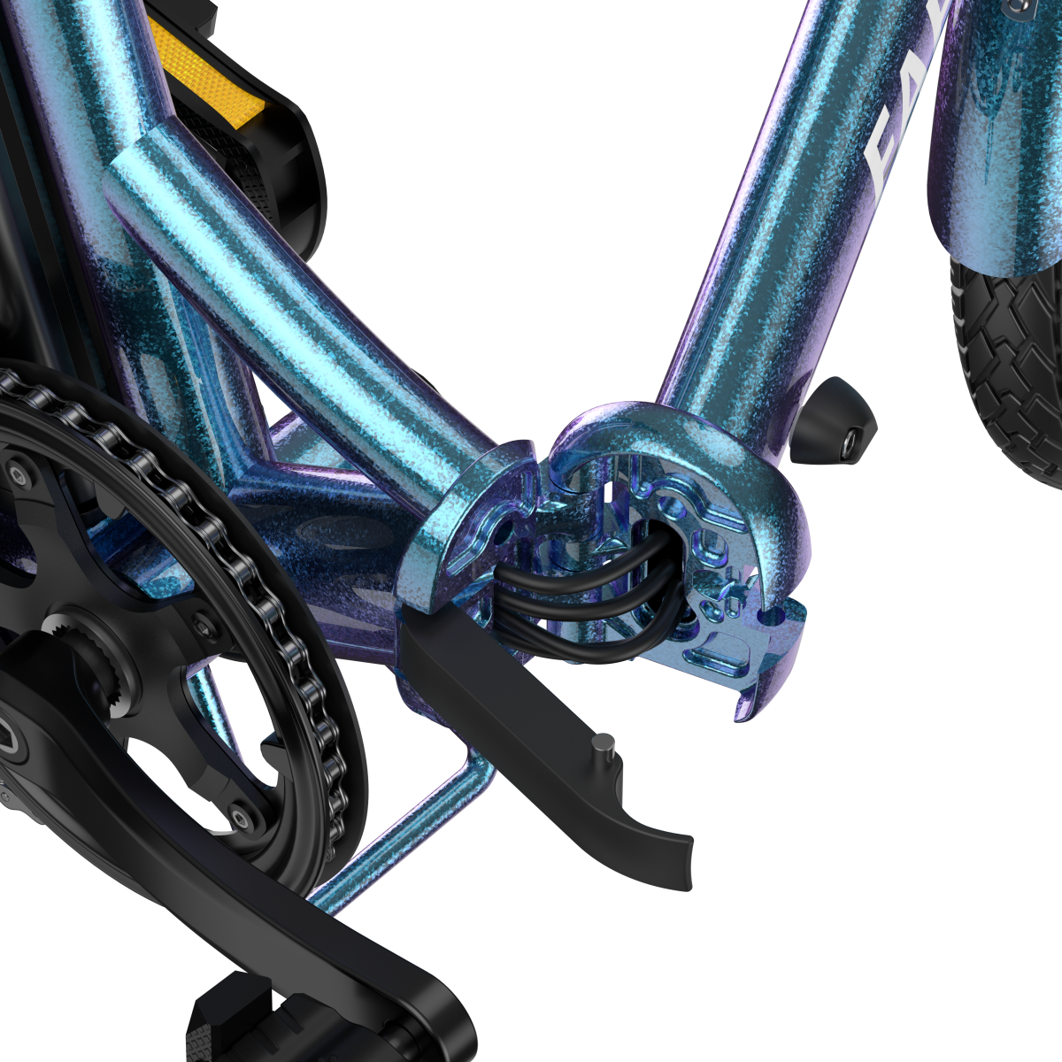 Zbliżenie ramy roweru w iryzującym niebieskim kolorze. Łańcuch, pedały i elementy wewnętrzne widoczne na czarnym tle.