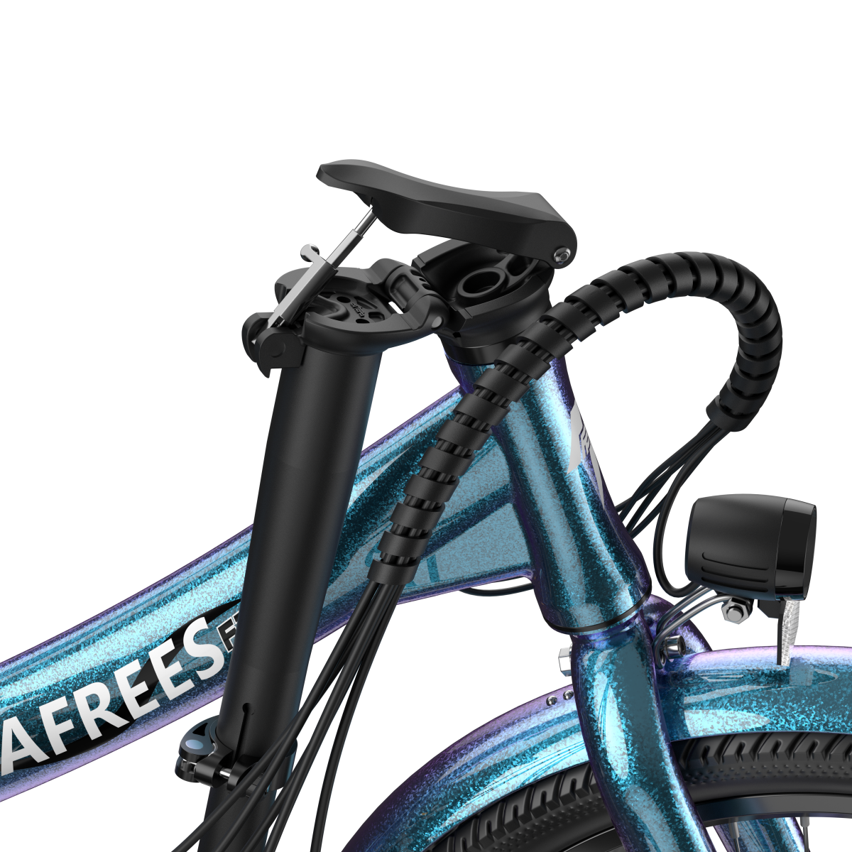 Zbliżenie niebiesko-fioletowej ramy roweru z czarnymi elementami. Widoczny reflektor, kierownica i sztyca na czarnym tle.