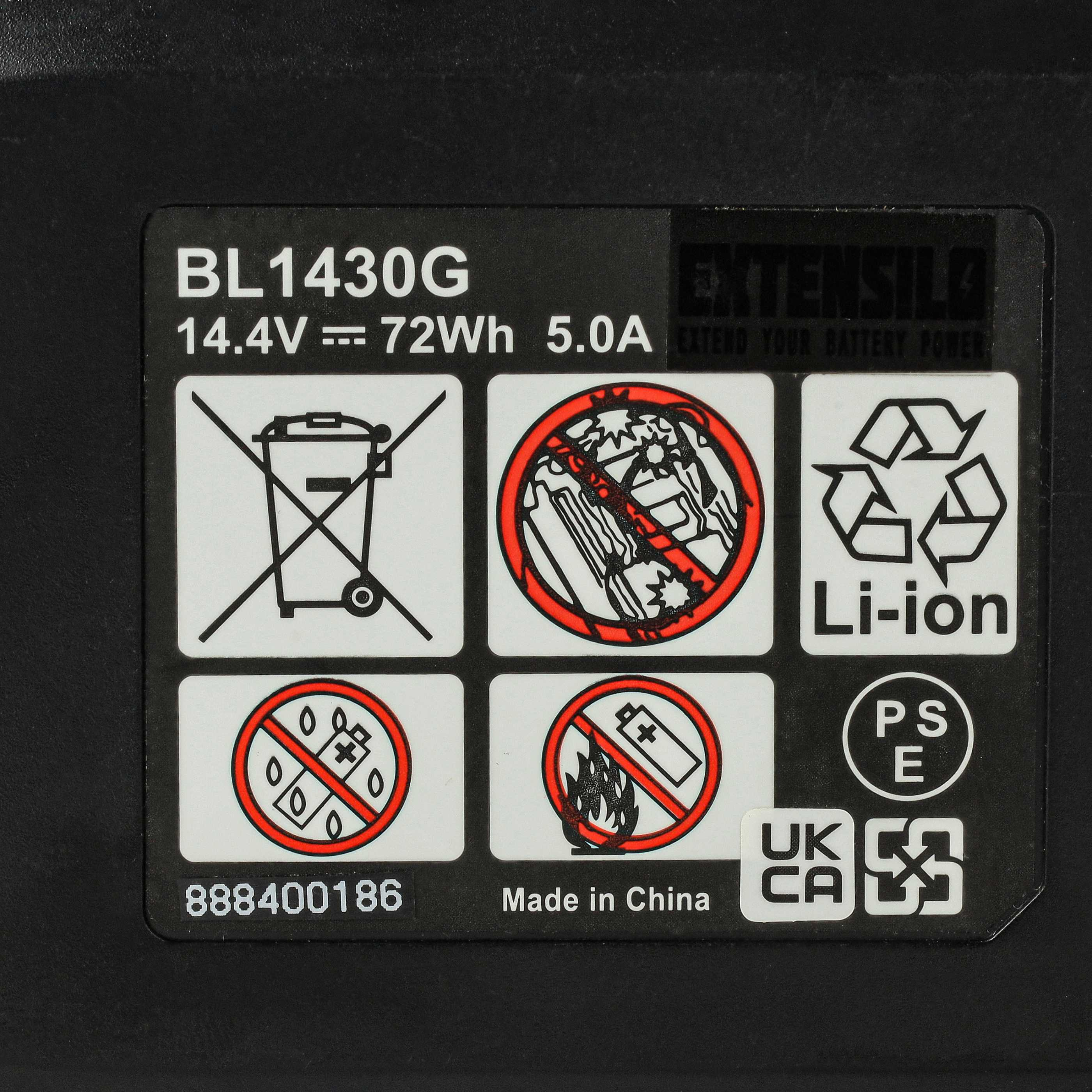 Schwarzes Batterieetikett mit Warnhinweisen und Symbolen. Text enthält Modellnummer, Spannung und Recyclinginformationen.