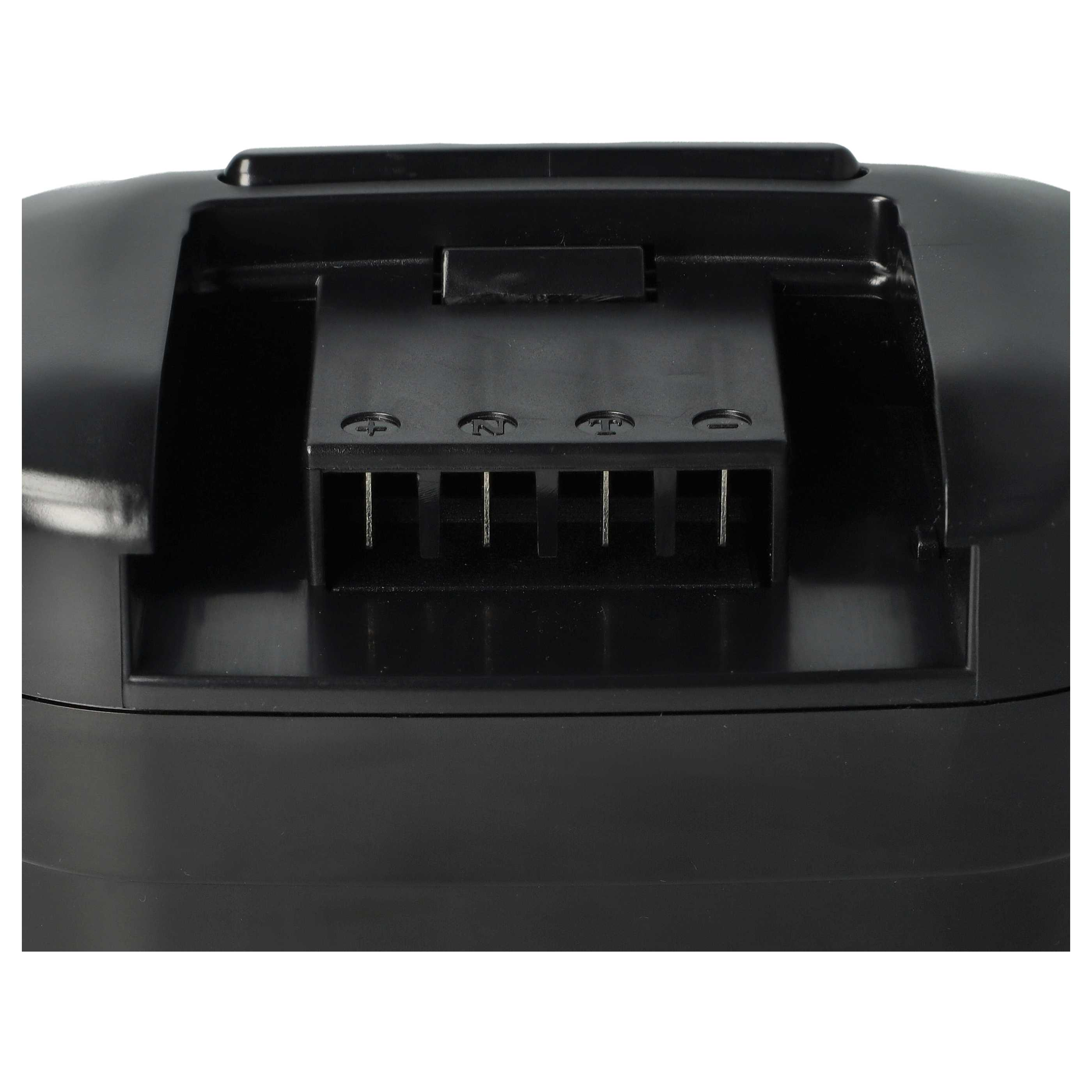 Nahaufnahme eines schwarzen Batterieanschlusses mit Metallstiften. Der Anschluss hat die Buchstaben N und T.