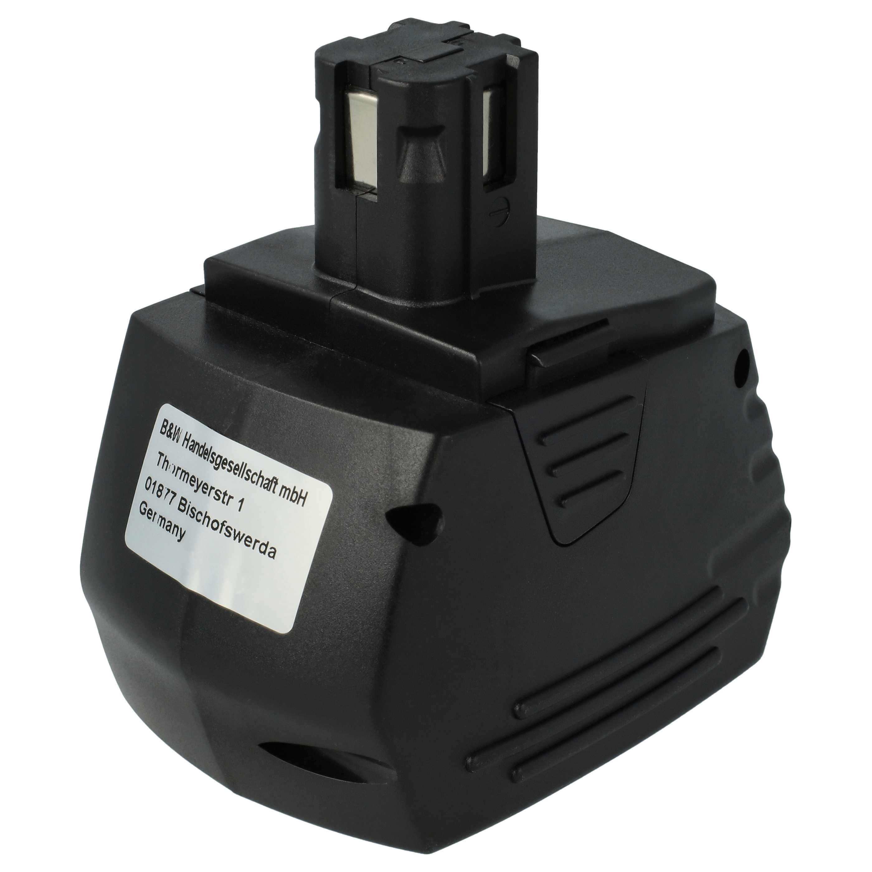 Ein schwarzer Akku-Pack mit Etikett, das Details enthält, auf weißem Hintergrund. Es scheint für ein Elektrowerkzeug zu sein.