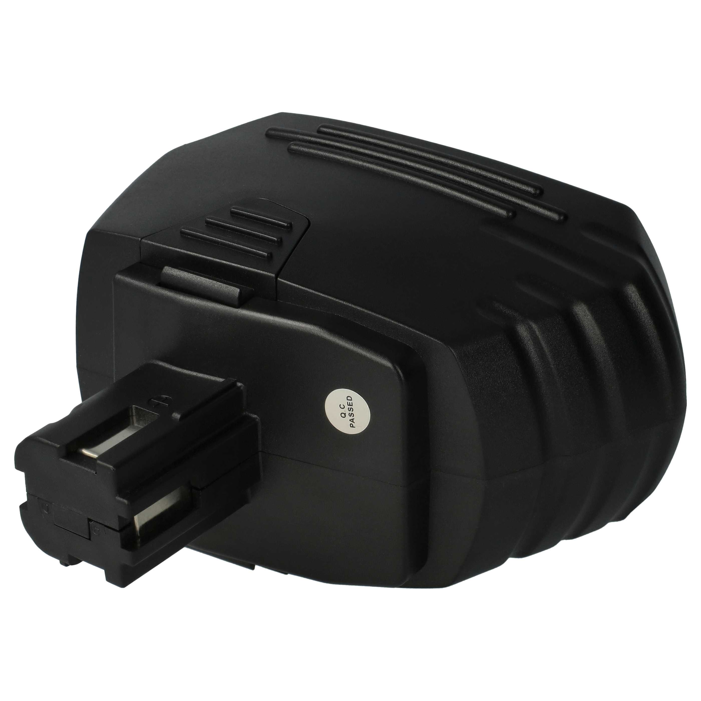 Ein schwarzer Akku mit Stecker, einem QC-Bestanden-Aufkleber und Rippen oben. Es ist auf weißem Hintergrund.