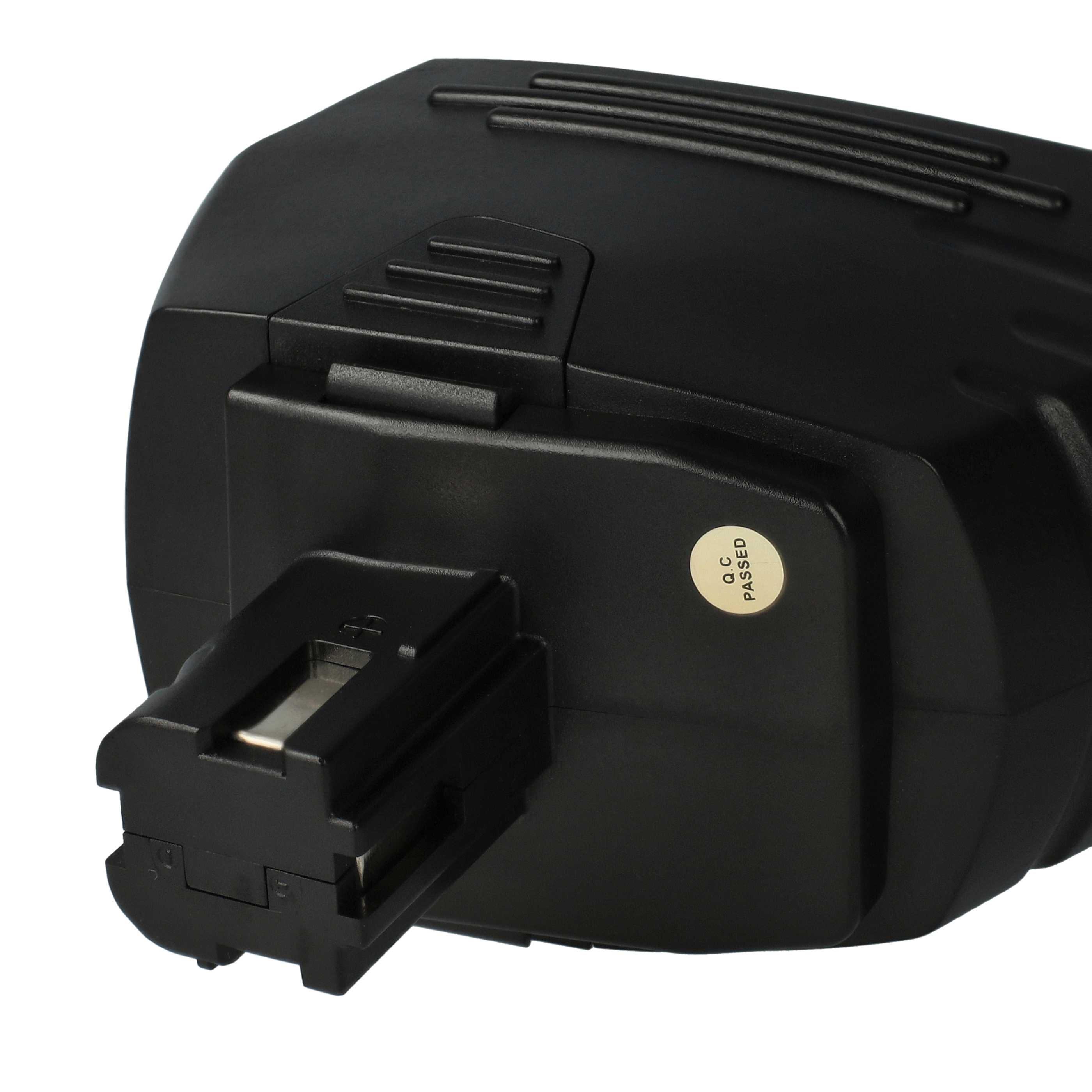 Ein schwarzes, rechteckiges Objekt, das einer Batterie mit Anschluss ähnelt. Ein Aufkleber sagt "Q.C. PASSED".