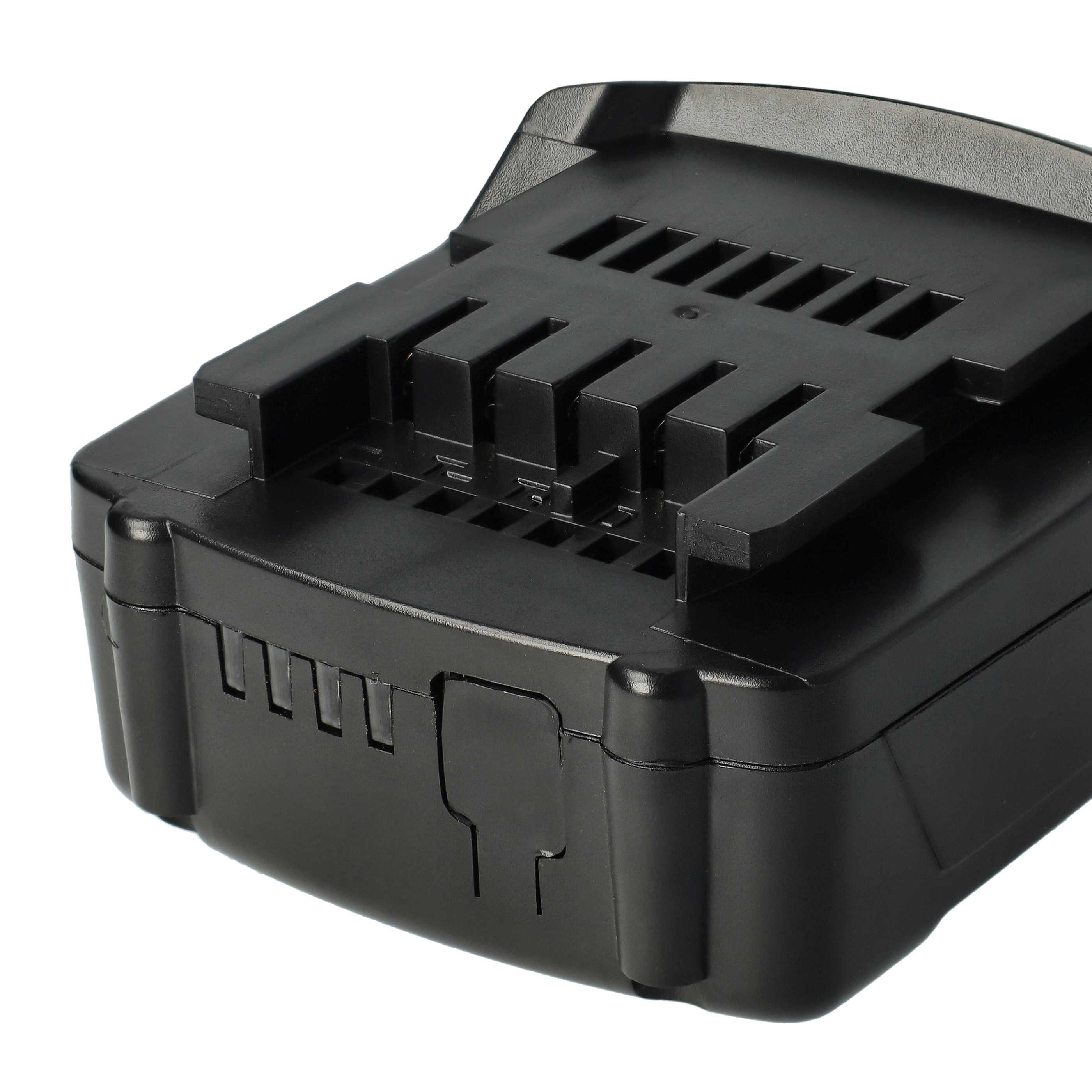 Nahaufnahme eines schwarzen Elektrowerkzeugakkus auf weißem Hintergrund. Der Akku hat mehrere Rippen und Schlitze.