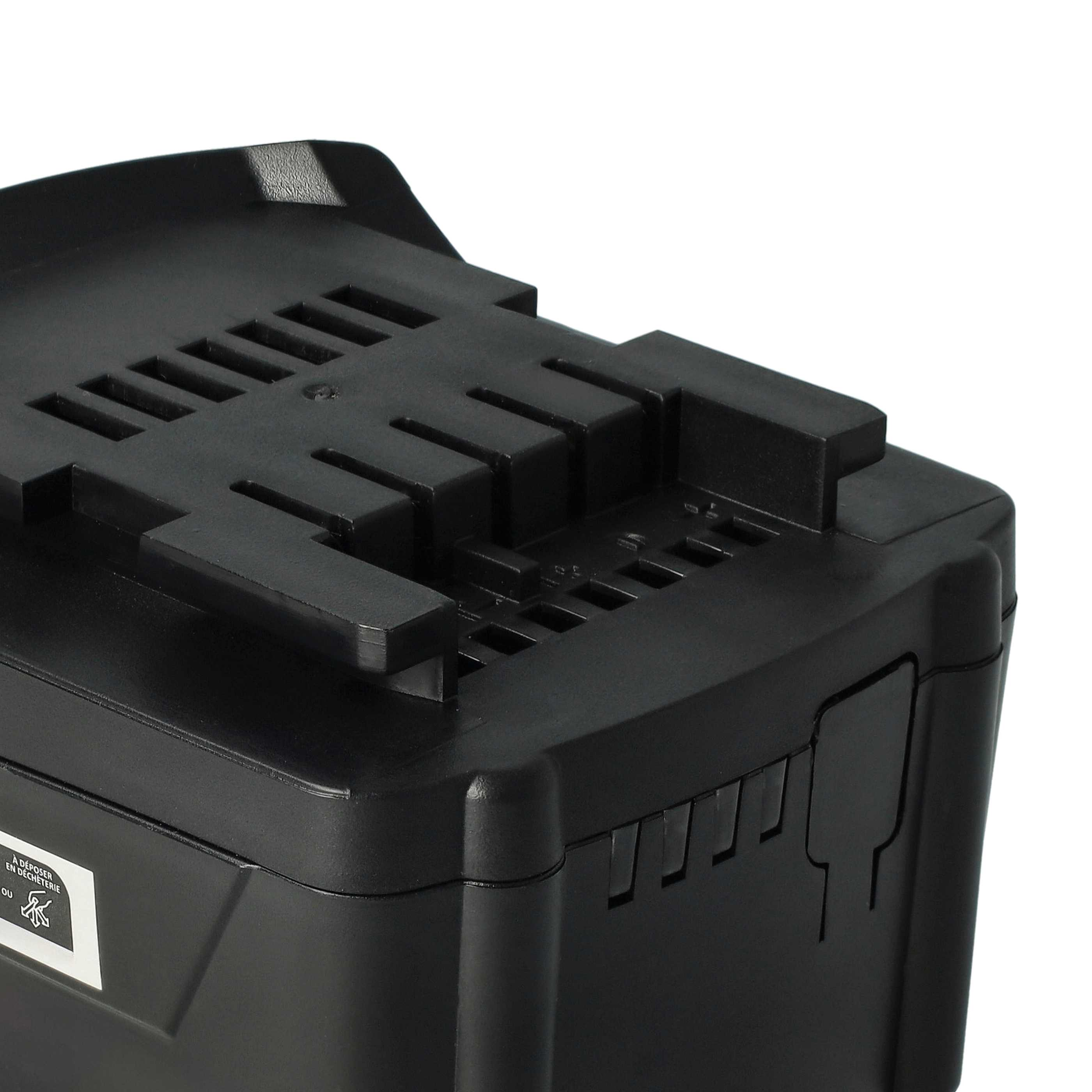 Nahaufnahme eines schwarzen Elektrowerkzeug-Akkupacks. Es hat eine strukturierte Oberfläche und Lüftungsschlitze.