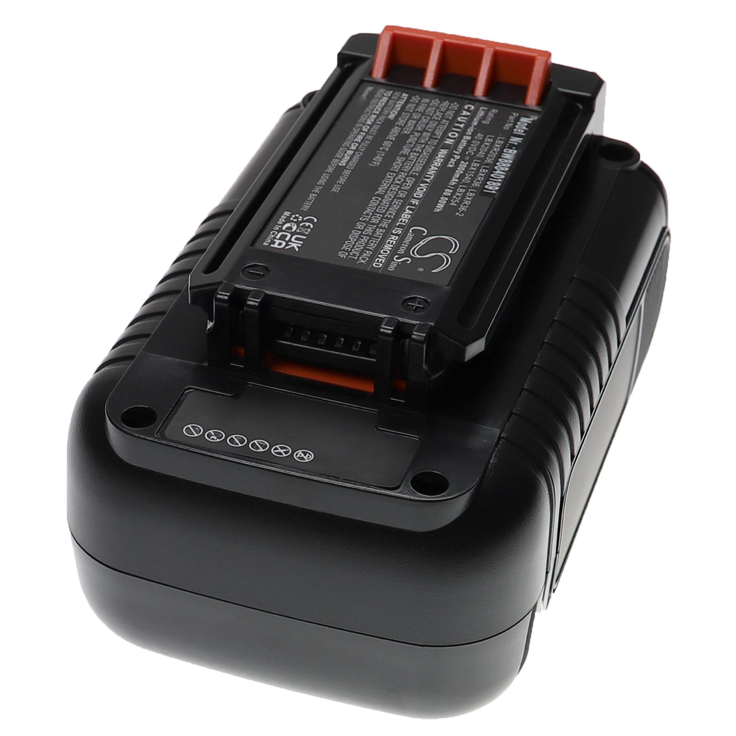 Ein schwarzes Akkupack mit rotem Oberteil steht auf einer schwarzen Basis. Etiketten mit Text sind sichtbar. Die Batterie ist neu.