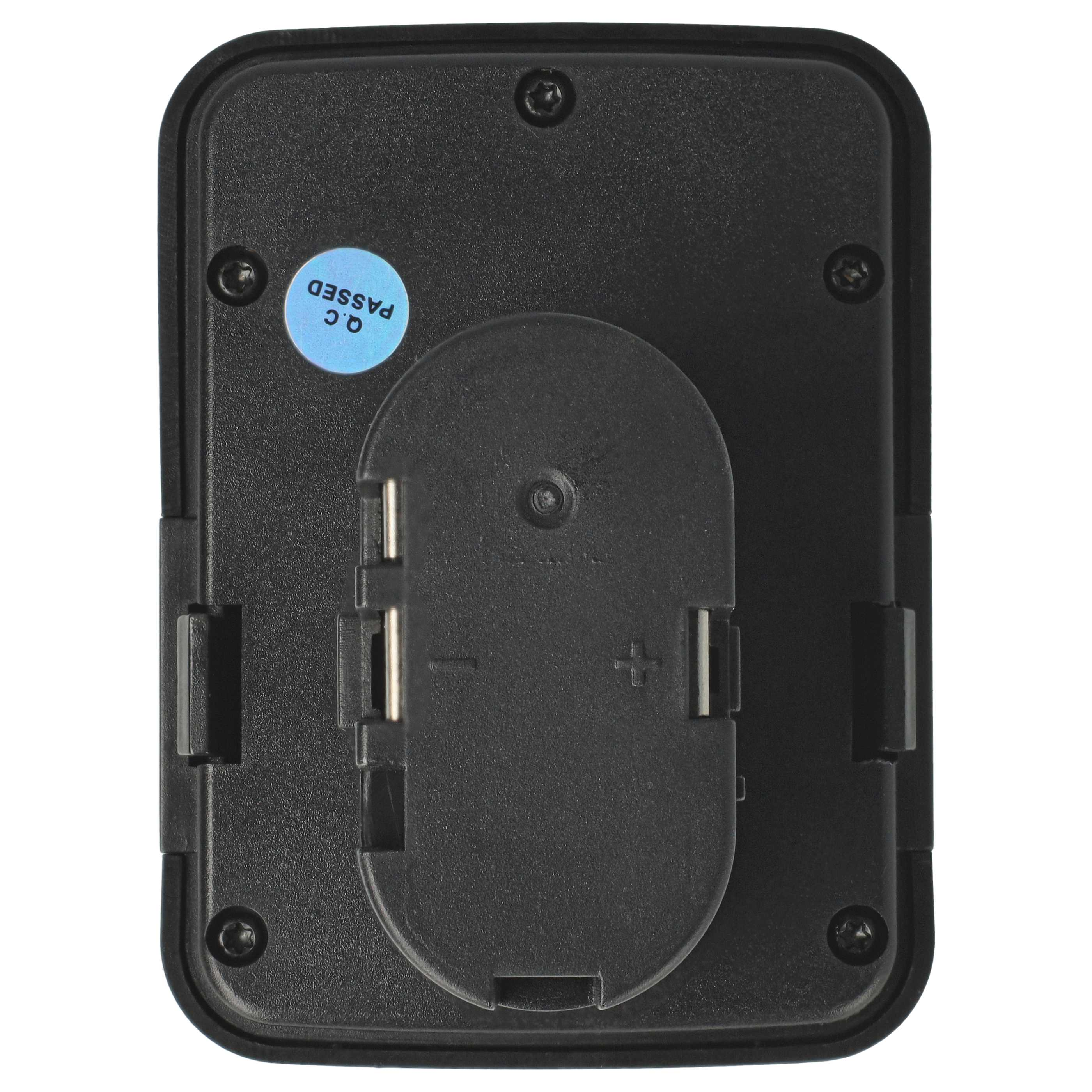 Rückseite eines schwarzen Kunststoffgeräts mit Batteriefach. Auf einem blauen Aufkleber steht 'QC PASSED'. Schrauben sichern das Gehäuse.