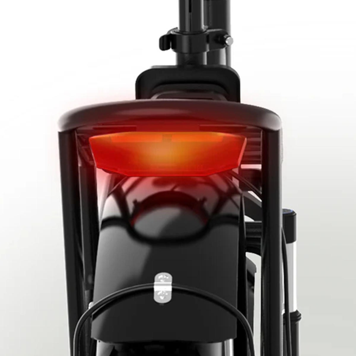 Widok z tyłu czarnego roweru z jasnoczerwonym światłem. Światło znajduje się na tylnym błotniku, który ma również czarną ramę.