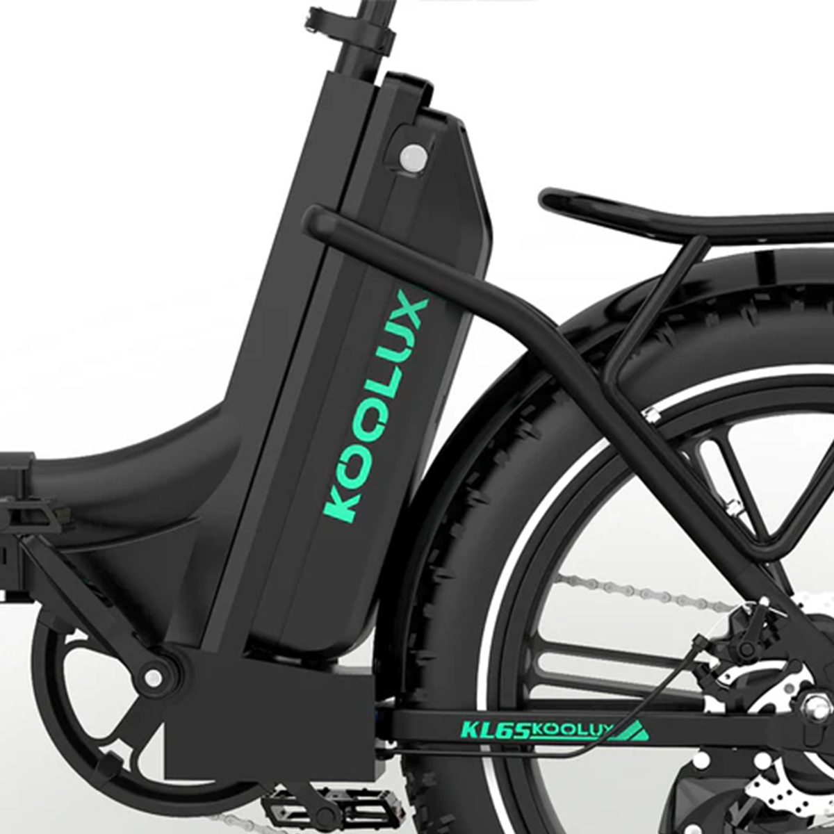 Czarny rower elektryczny z logo KOOLUX na baterii. Gruba opona i łańcuch widoczne. Czarny bagażnik nad tylnym kołem.