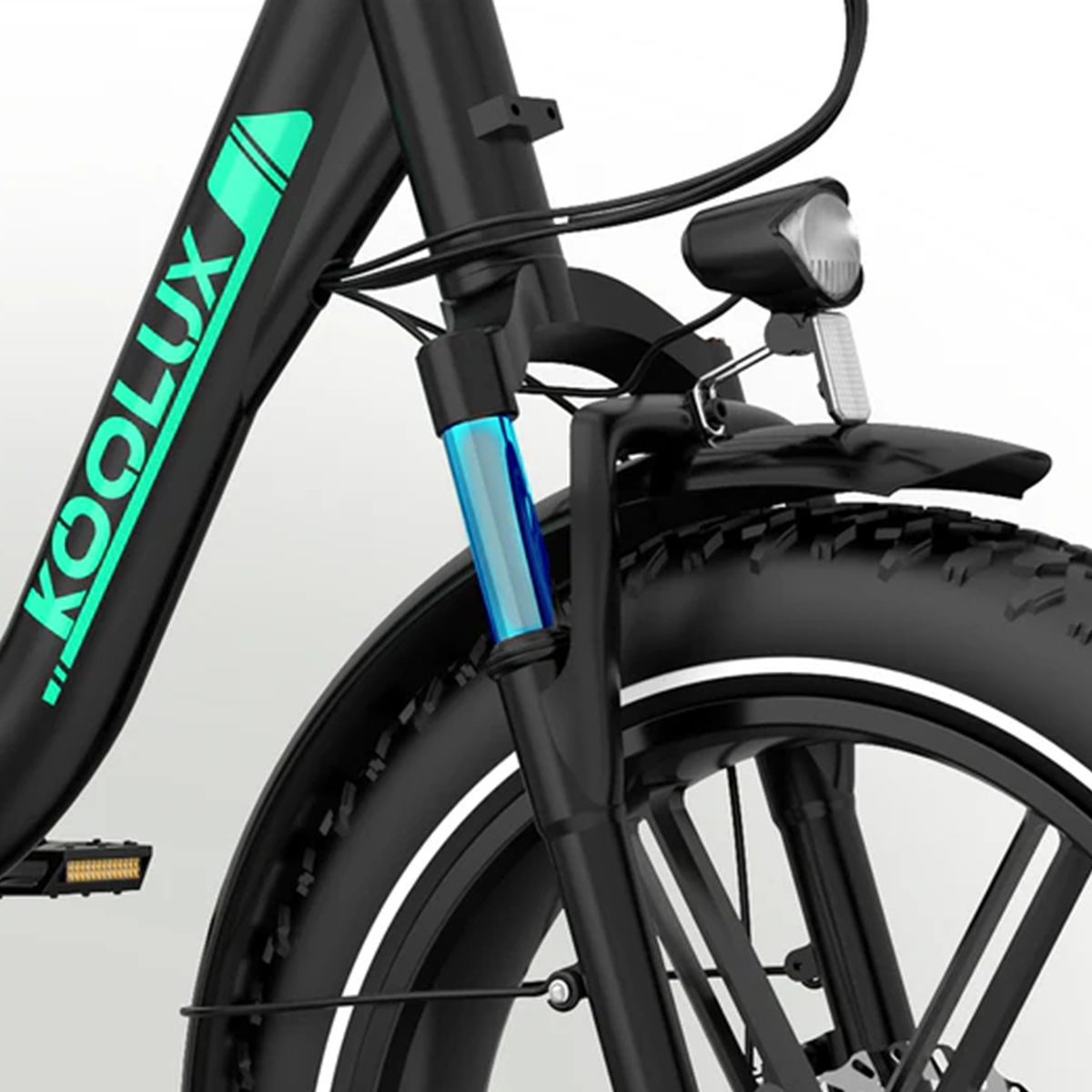 Czarna rama roweru ze słowem 'KOOLUX' w kolorze zielonym. Posiada niebieskie zawieszenie, reflektor i czarną oponę.
