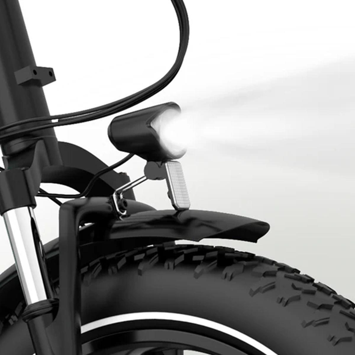 Zbliżenie czarnego roweru elektrycznego. Reflektor jest włączony, emitując jasną białą wiązkę. Widoczna jest opona i błotnik.