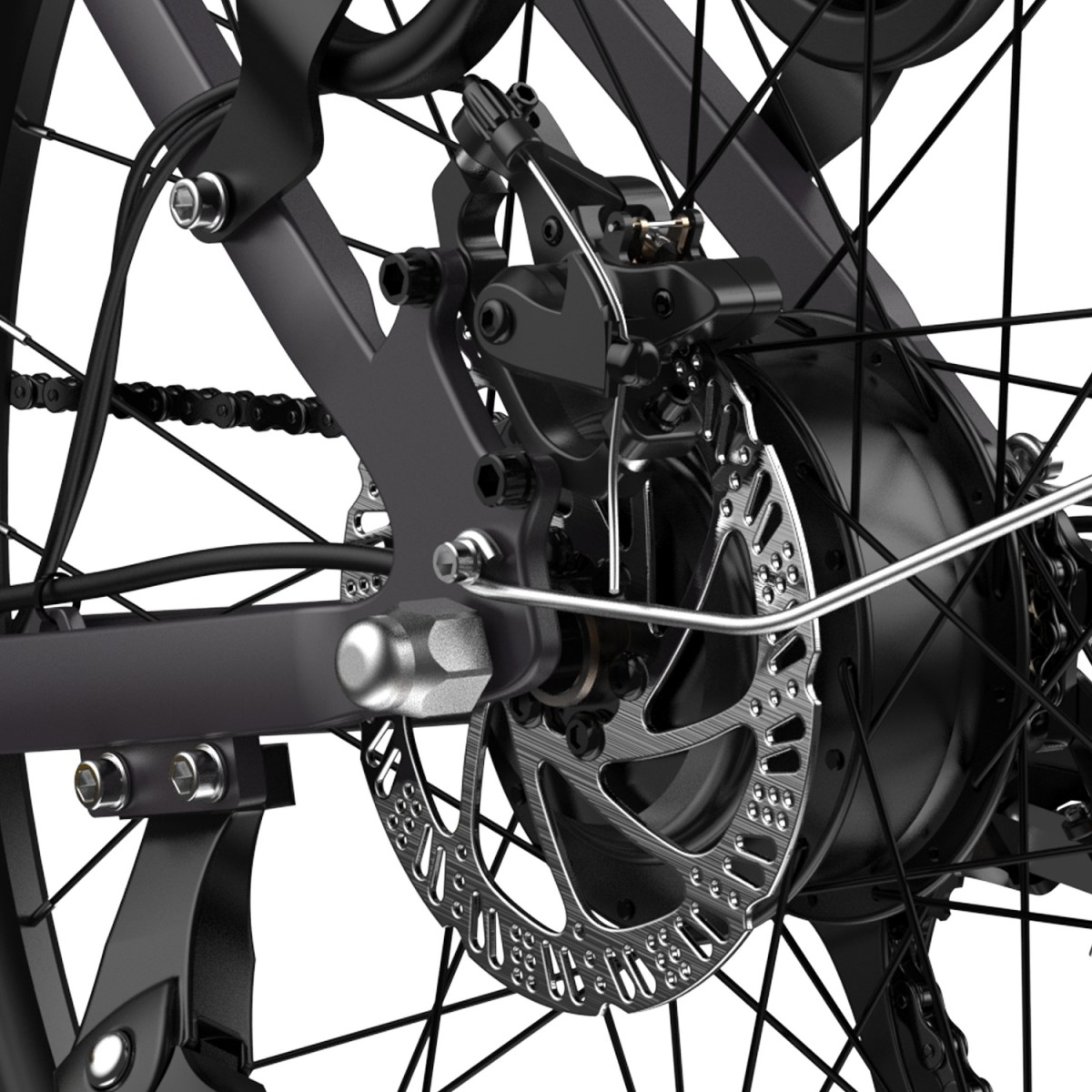 Zbliżenie czarnego koła roweru z hamulcem tarczowym. Widoczne tarcza, zacisk, łańcuch i szprychy na białym tle.