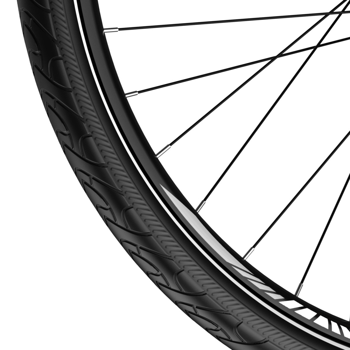 Zbliżenie koła roweru. Czarna opona ze wzorem bieżnika, srebrne szprychy oraz biało-czarna obręcz. Tło jest białe.