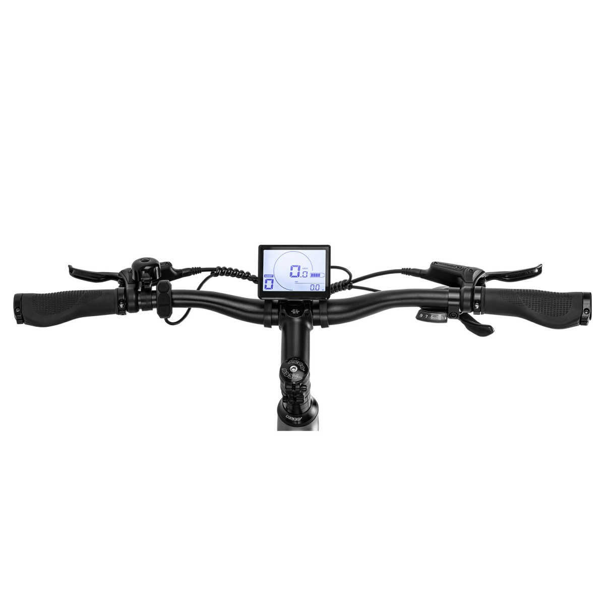 Kierownica roweru jest wyśrodkowana, z cyfrowym wyświetlaczem pokazującym prędkość i poziom naładowania baterii. Uchwyty i dźwignie po obu stronach. Białe tło.