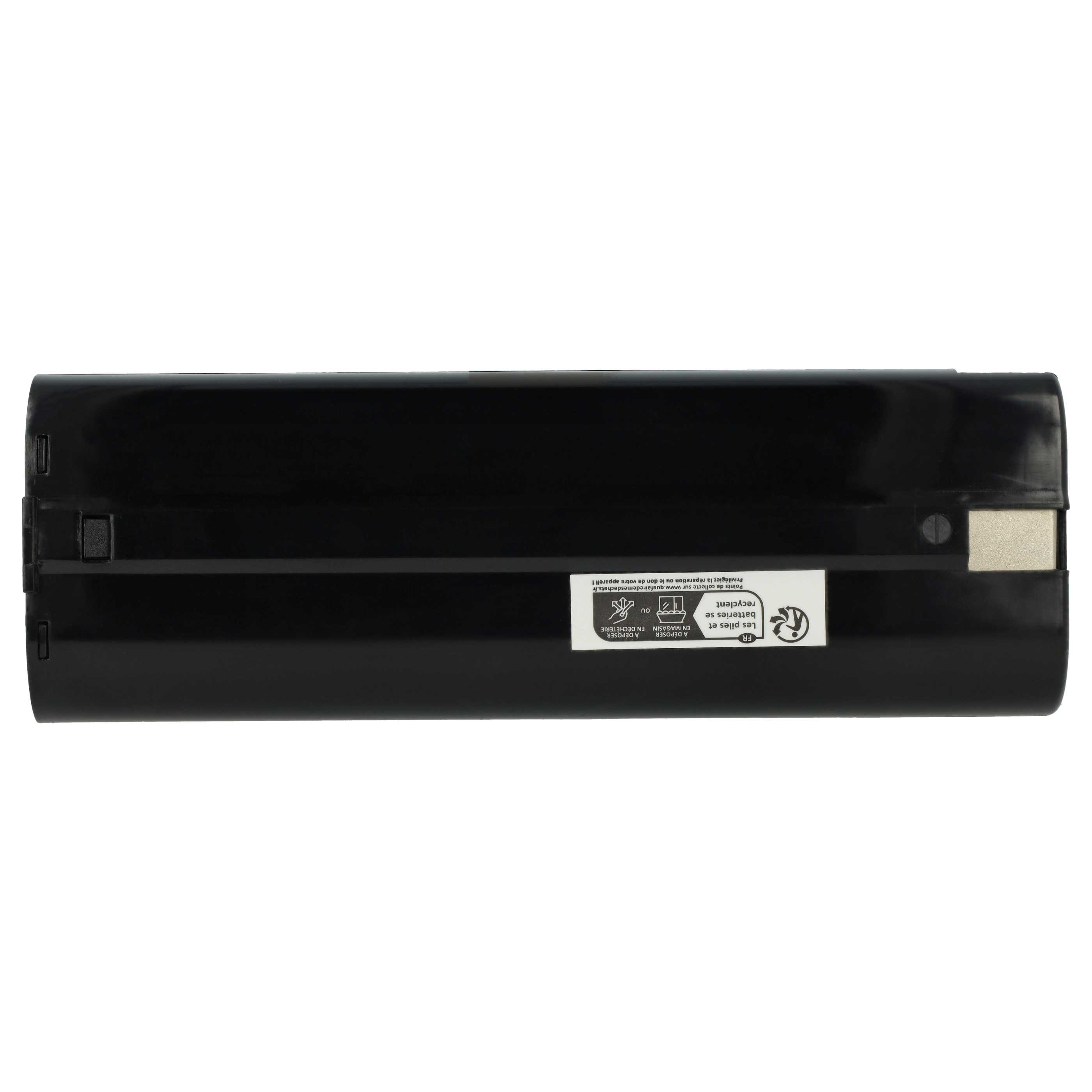 Ein schwarzes Batteriemodul mit Recycling-Symbolen und Text. Das Modul hat ein Etikett mit Recycling-Anweisungen.