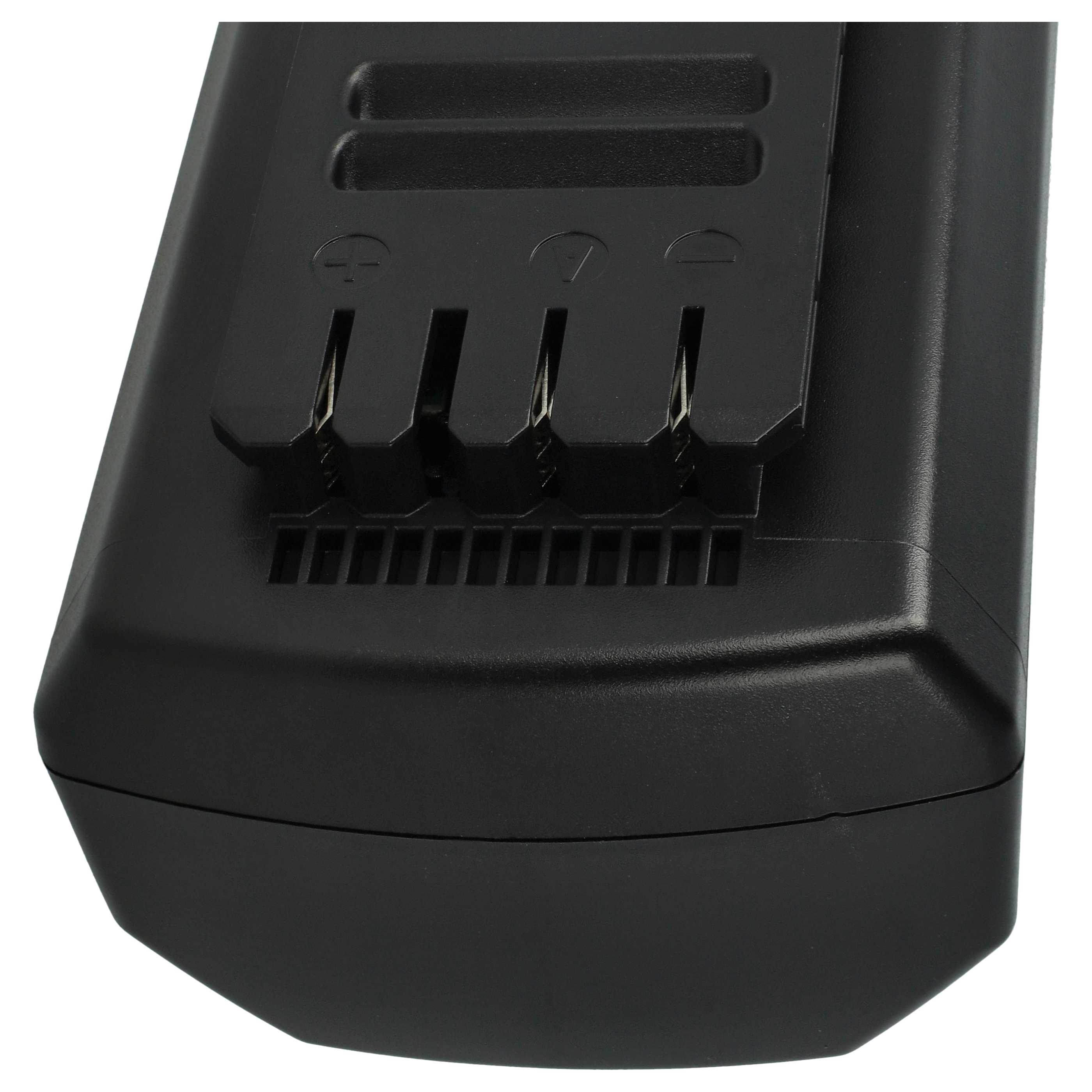 Nahaufnahme eines schwarzen Werkzeugbatterie. Sie hat einen Stecker mit Metallkontakten und eine strukturierte Oberfläche.