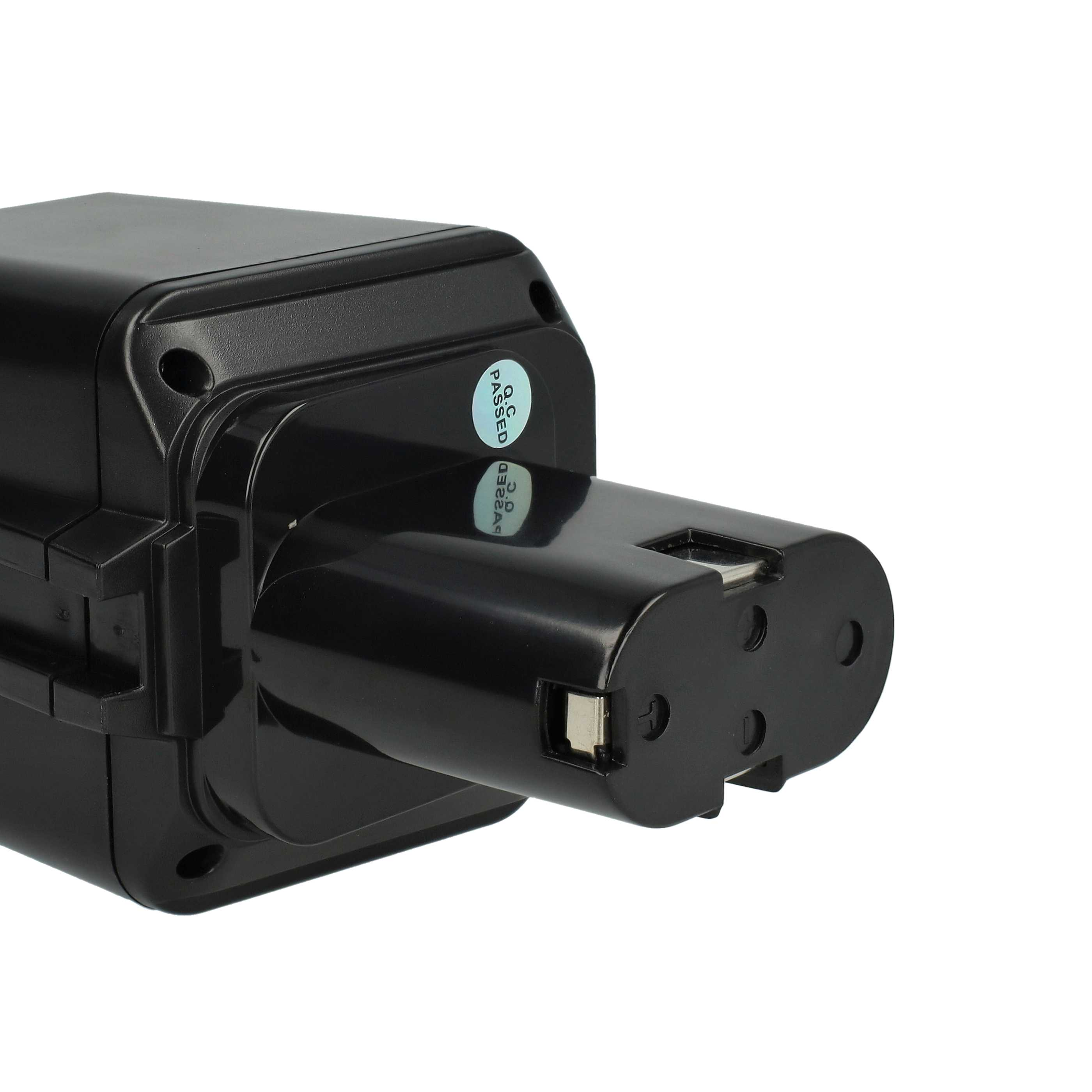 Ein schwarzer Elektrowerkzeug-Akku. Es hat einen silbernen Anschluss, einen QC-Aufkleber und drei Stifte. Der Hintergrund ist weiß.