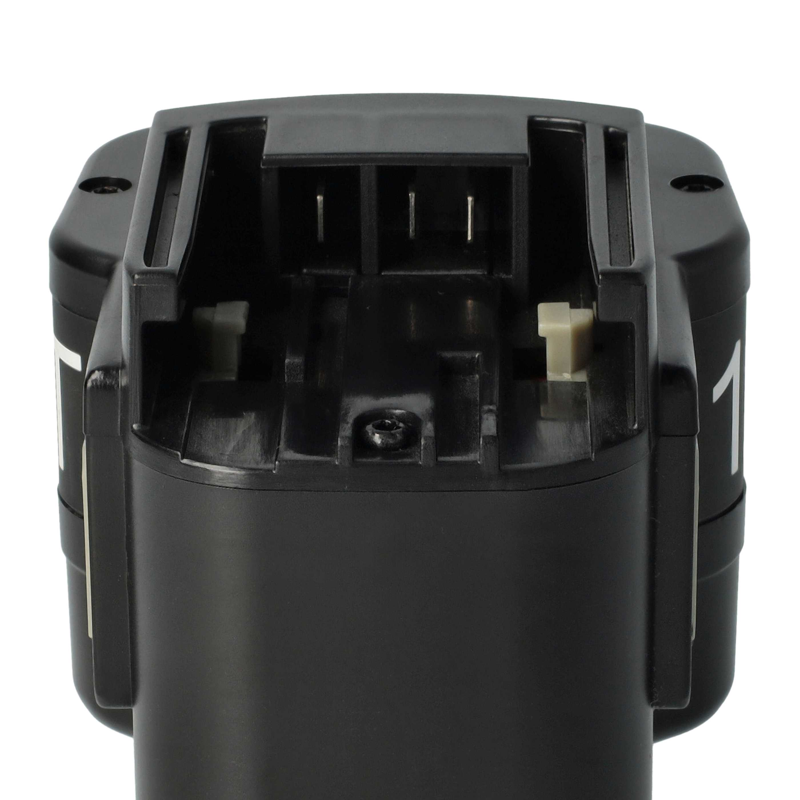 Nahaufnahme eines schwarzen Akkus mit Stecker. Der obere Teil hat eine rechteckige Form. Weißer Hintergrund.