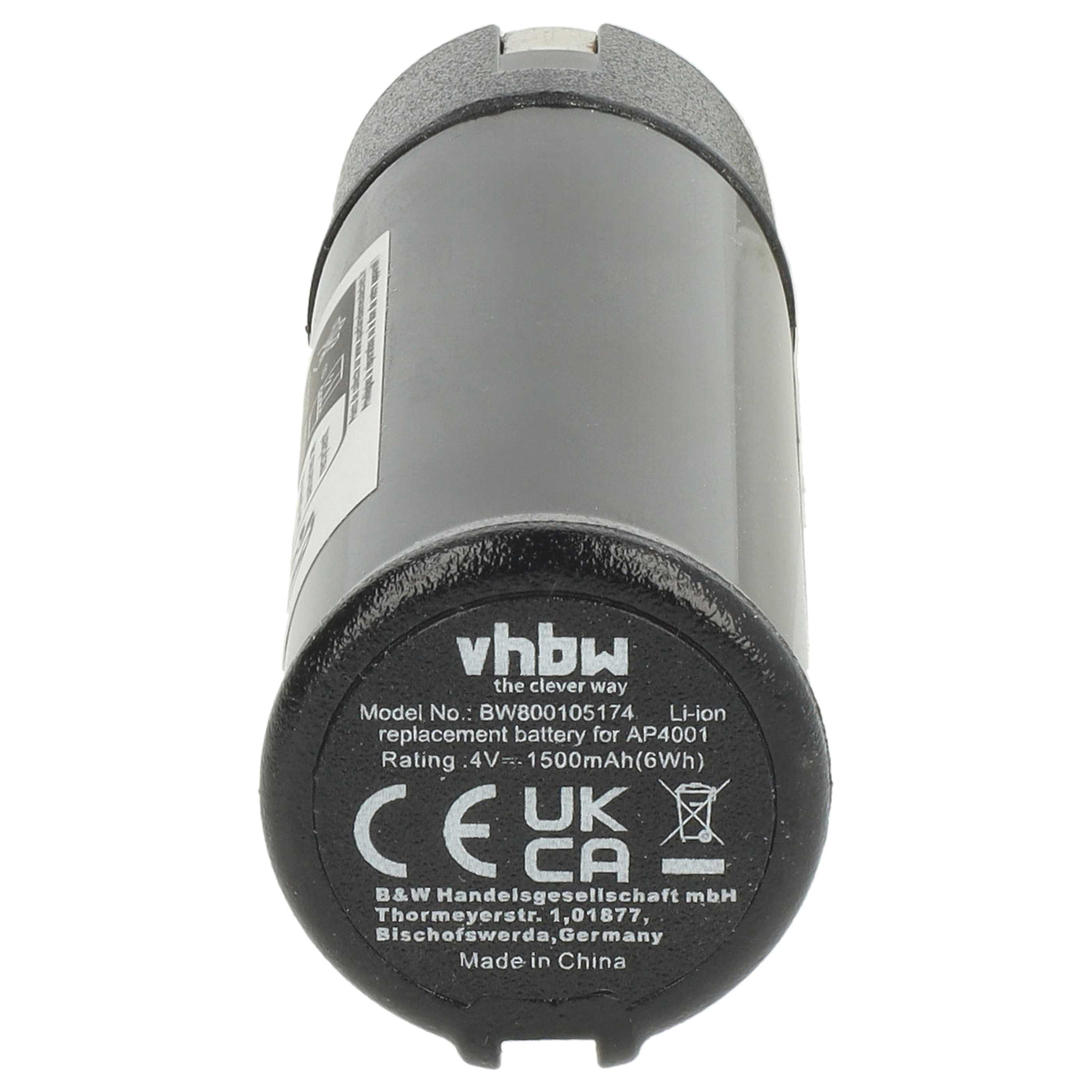 Eine zylindrische Batterie vor weißem Hintergrund. Sie hat eine schwarze Oberseite mit Text und einen silbernen Körper.