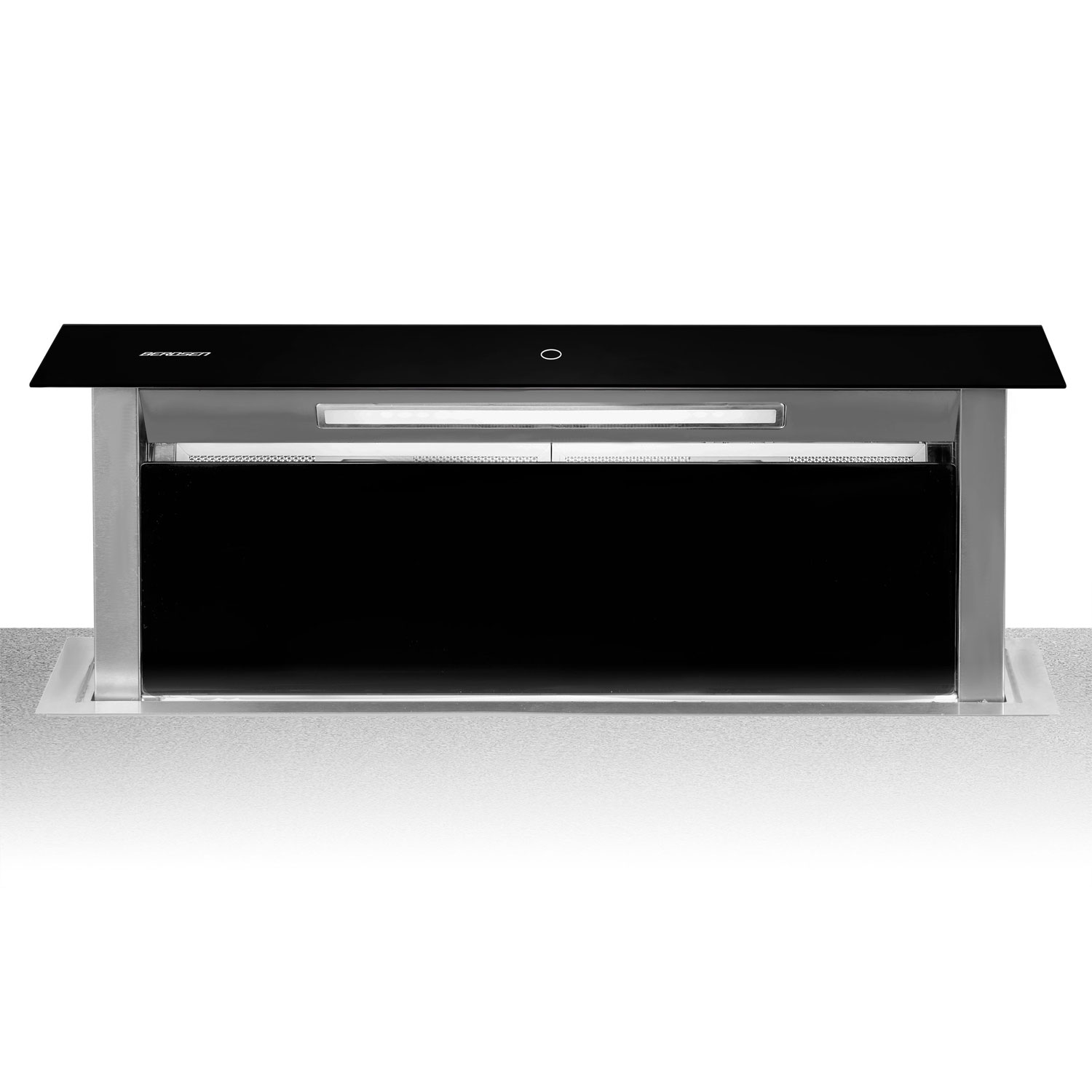 Czarny i srebrny okap kuchenny. Ma czarny wierzch i czarny panel przedni, ze srebrną ramą. Tło jest białe.