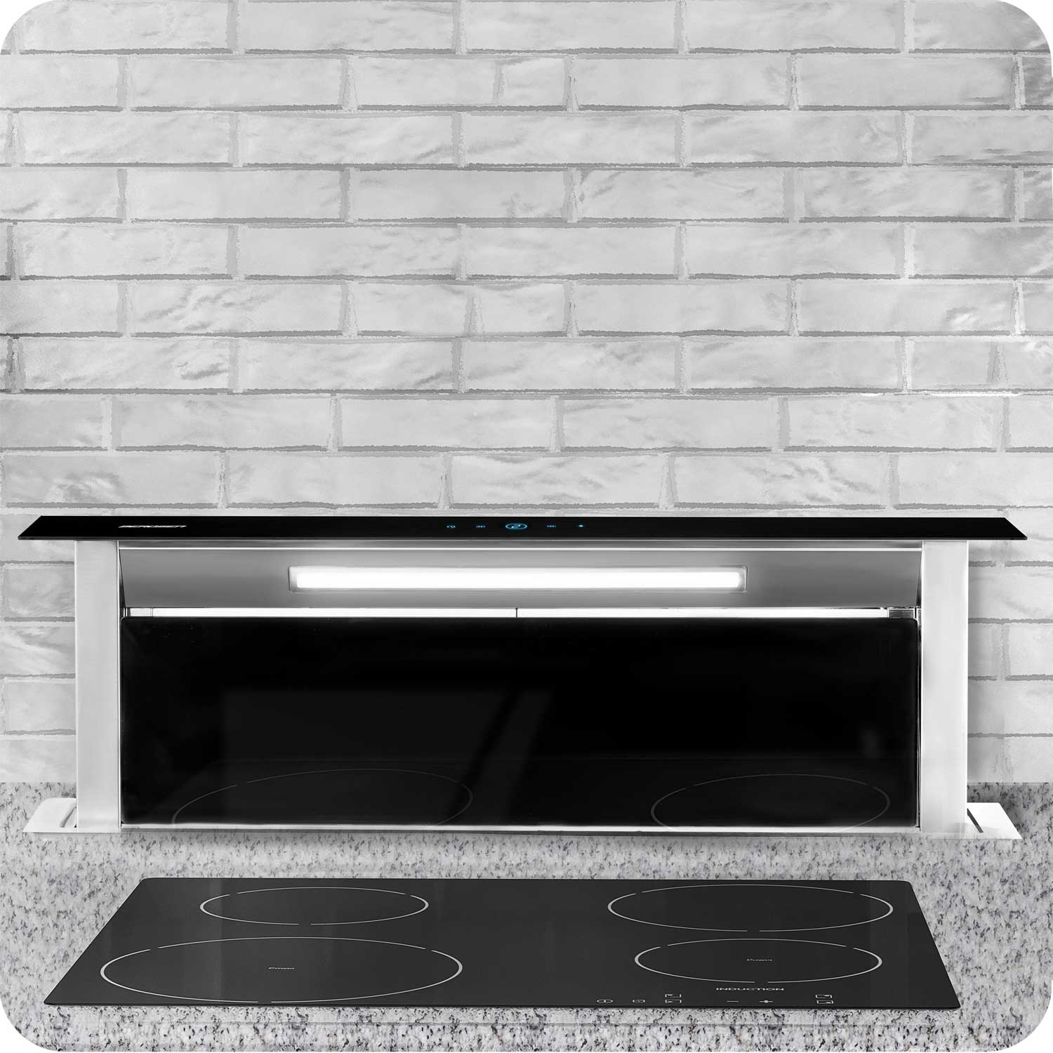 Scena kuchenna z czarną płytą indukcyjną pod stalowym okapem. Tło to biała ceglana ściana.