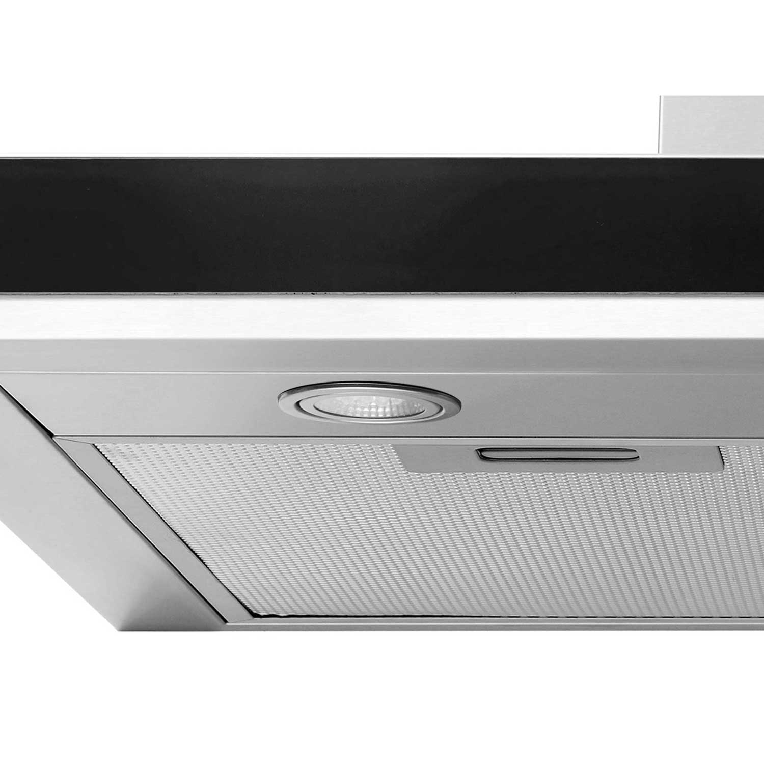 Zbliżenie srebrnego okapu z czarnym panelem. Okap posiada światło i filtr siatkowy. Białe tło.