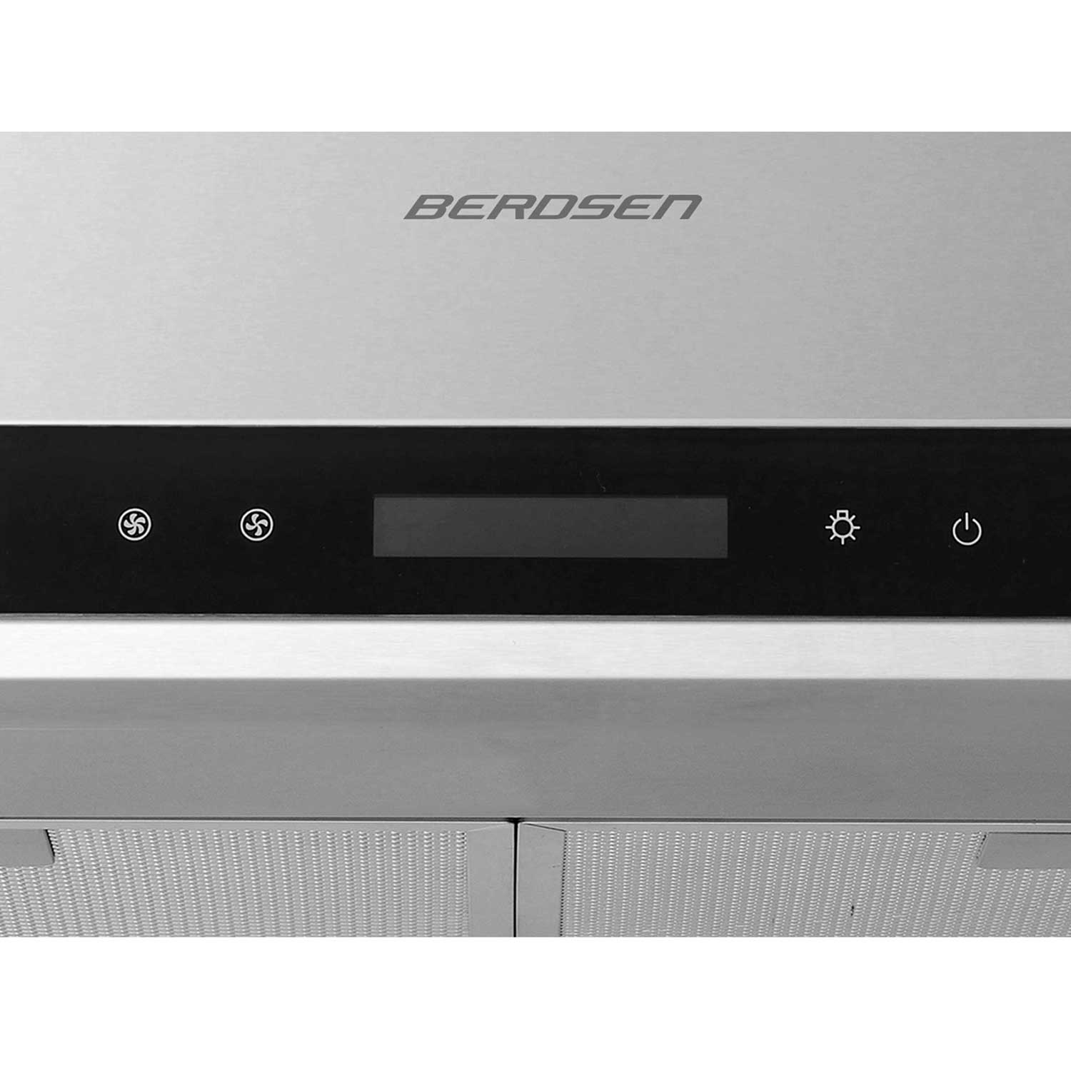 Okap ze stali nierdzewnej z marką BEROSEN. Posiada panel sterowania z przyciskami wentylatora i światła oraz przyciskiem zasilania.