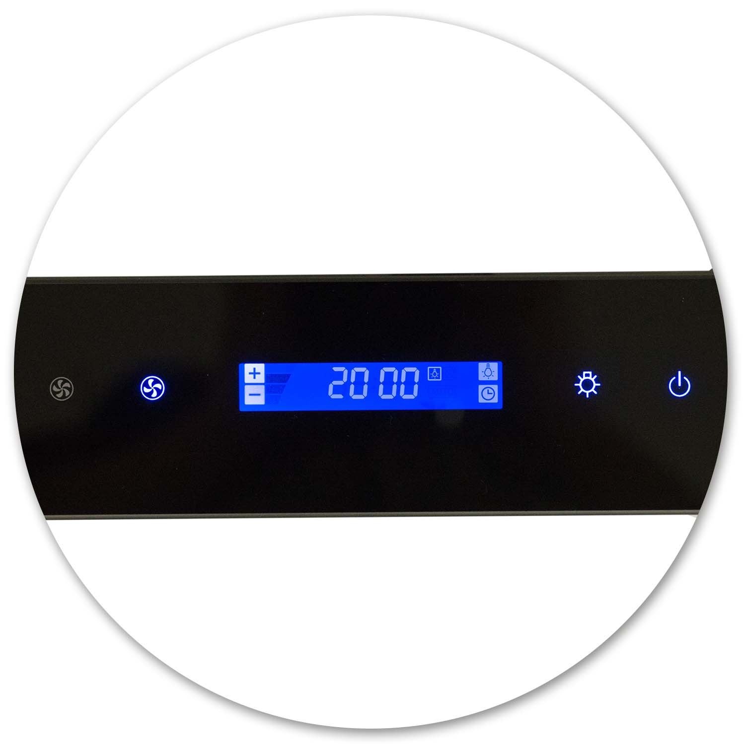 Czarny panel sterowania z niebieskim wyświetlaczem 20:00. Zawiera symbole plus/minus, wentylatora, światła i zasilania, otoczony białym okręgiem.