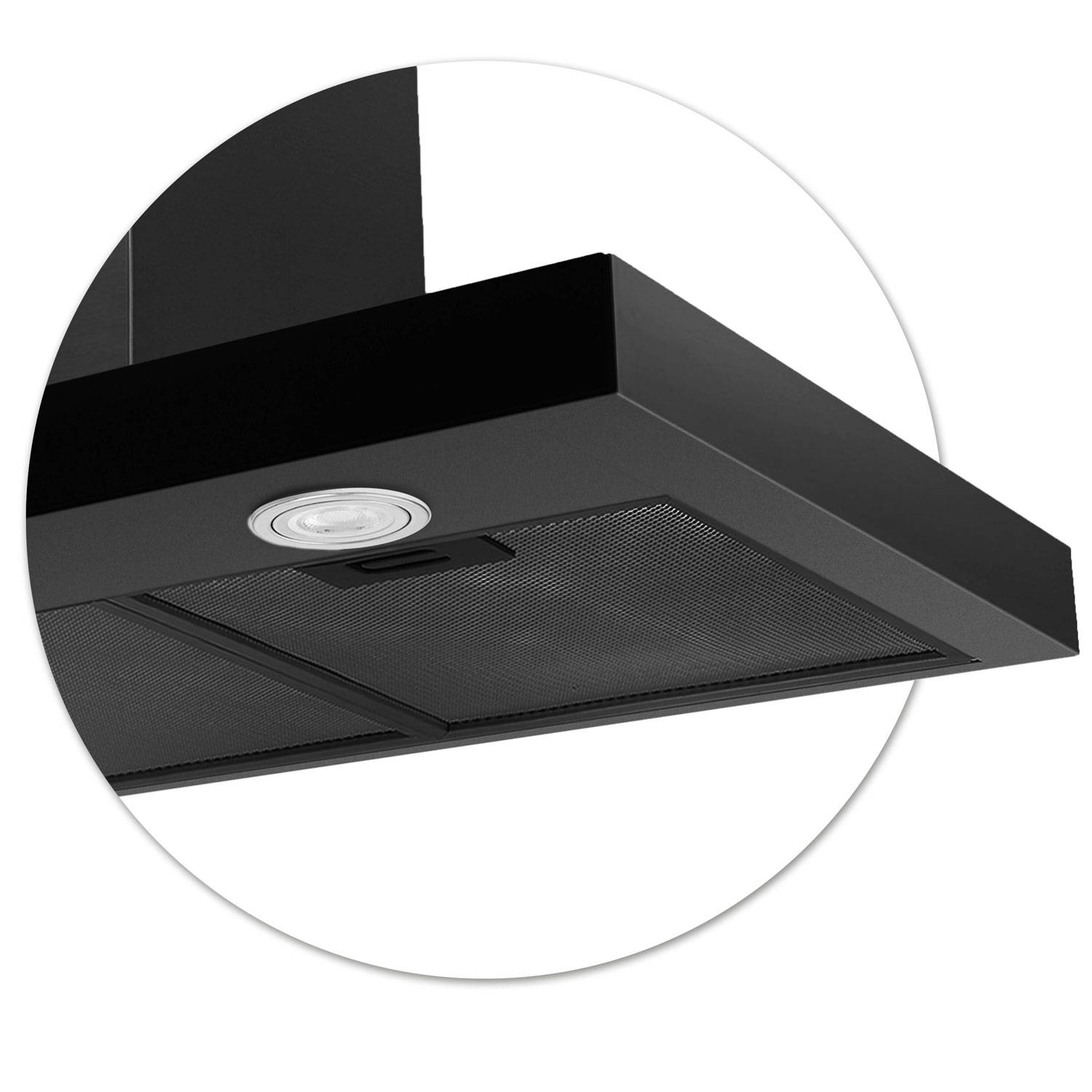 Czarny okap kuchenny widziany od dołu. Ma światło, filtr siatkowy i prostokątny kształt. Jest na białym tle.