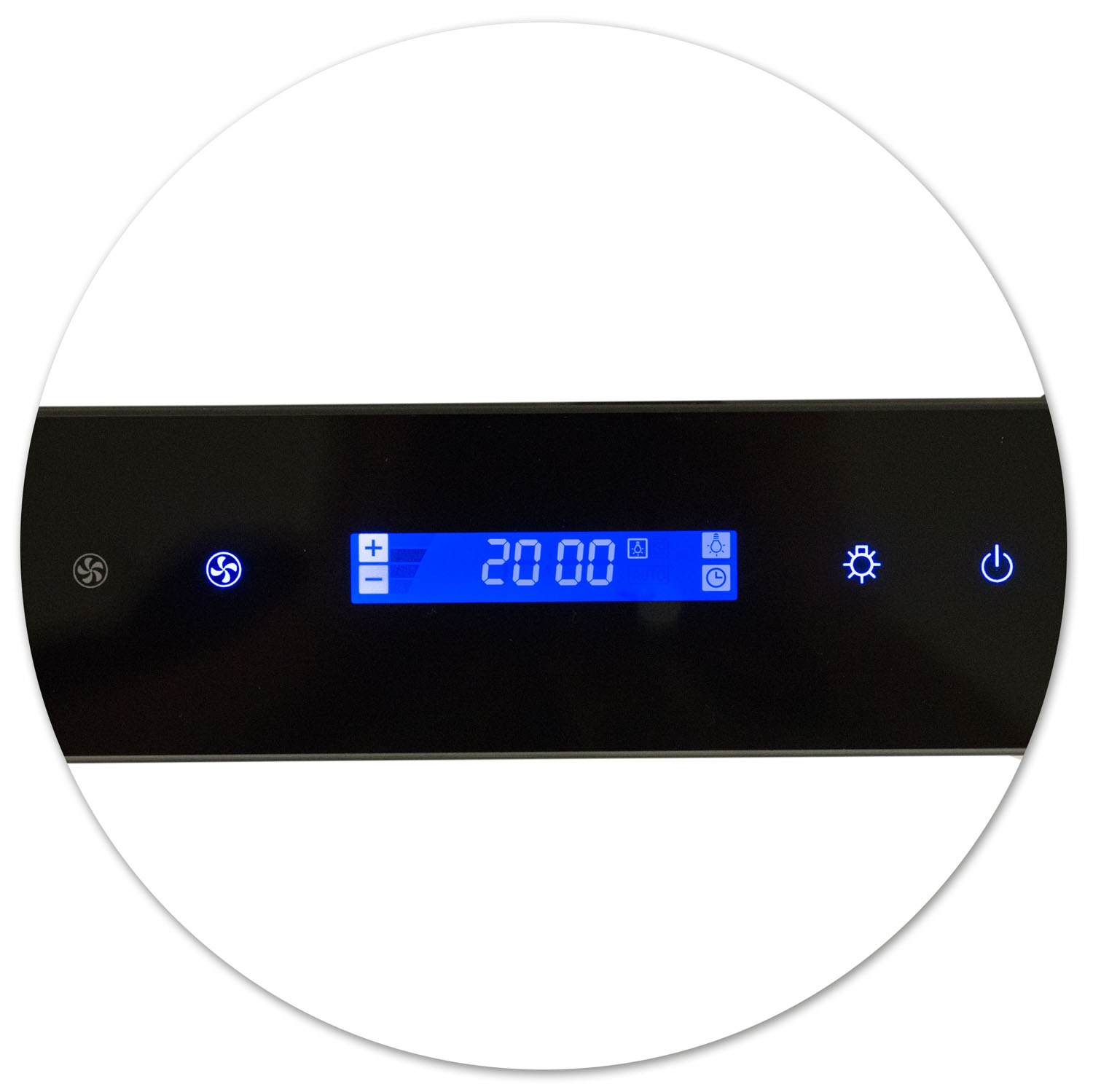 Czarny panel z niebieskim wyświetlaczem cyfrowym pokazującym '20 00'. Widoczne ikony wentylatora, światła i zasilania. Panel jest w białym okręgu.