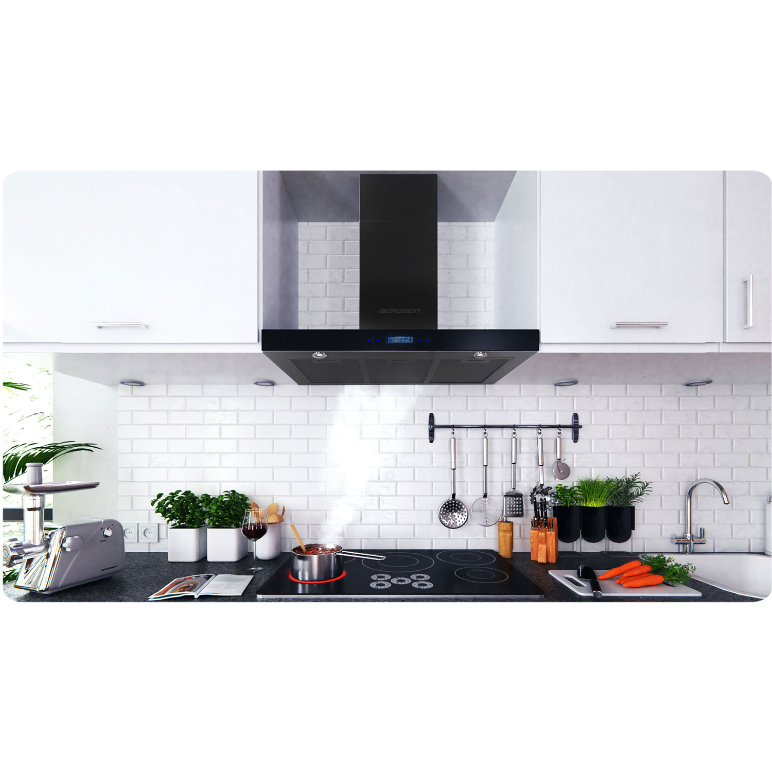 Scena kuchenna z czarnym okapem. Garnek paruje na kuchence. Marchew i inne przybory kuchenne są w pobliżu. Nad głową białe szafki.