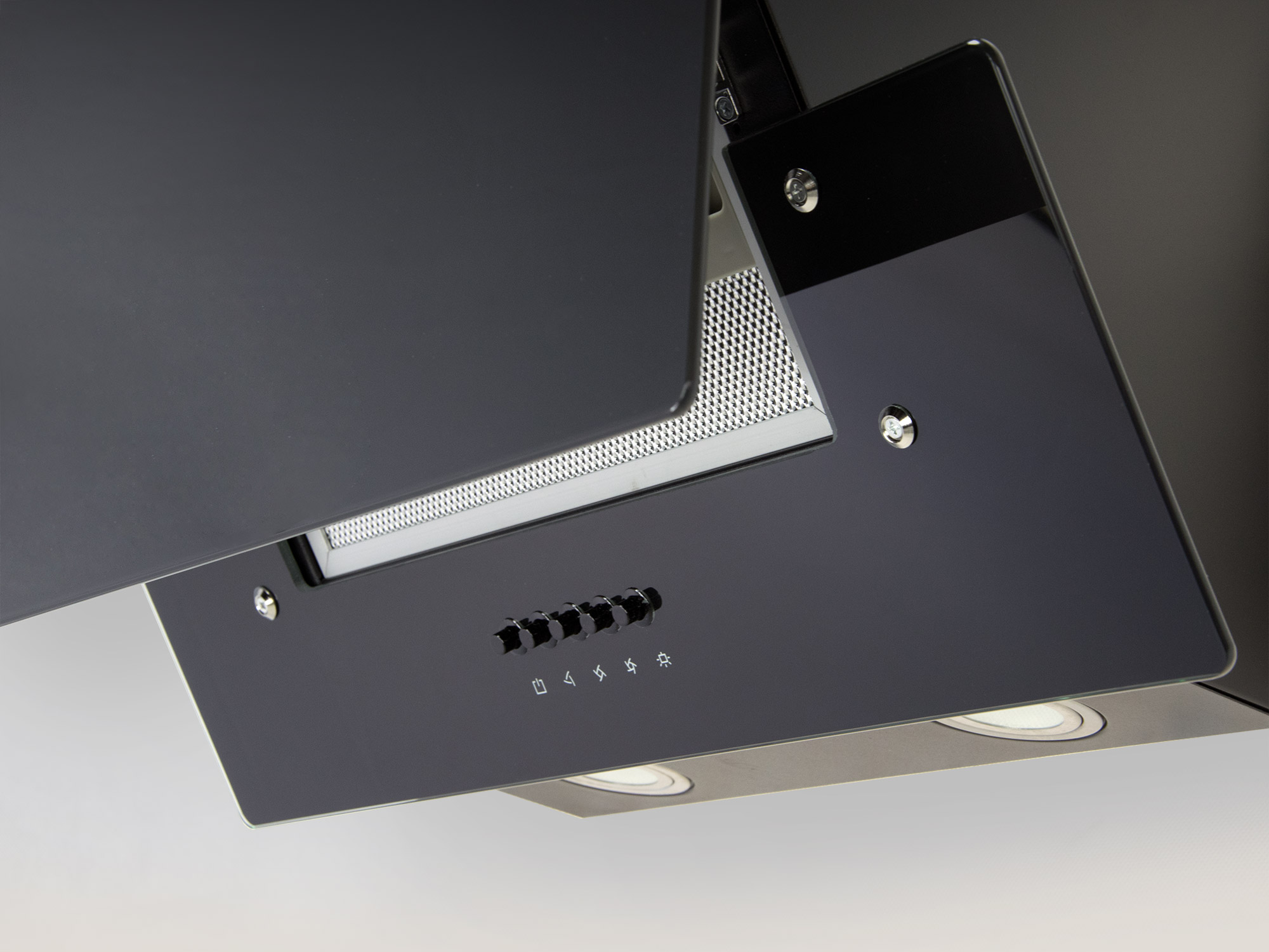 Czarny okap kuchenny z szklanym panelem i przyciskami sterowania. Okap jest zamontowany i oświetlony przez dwa reflektory.