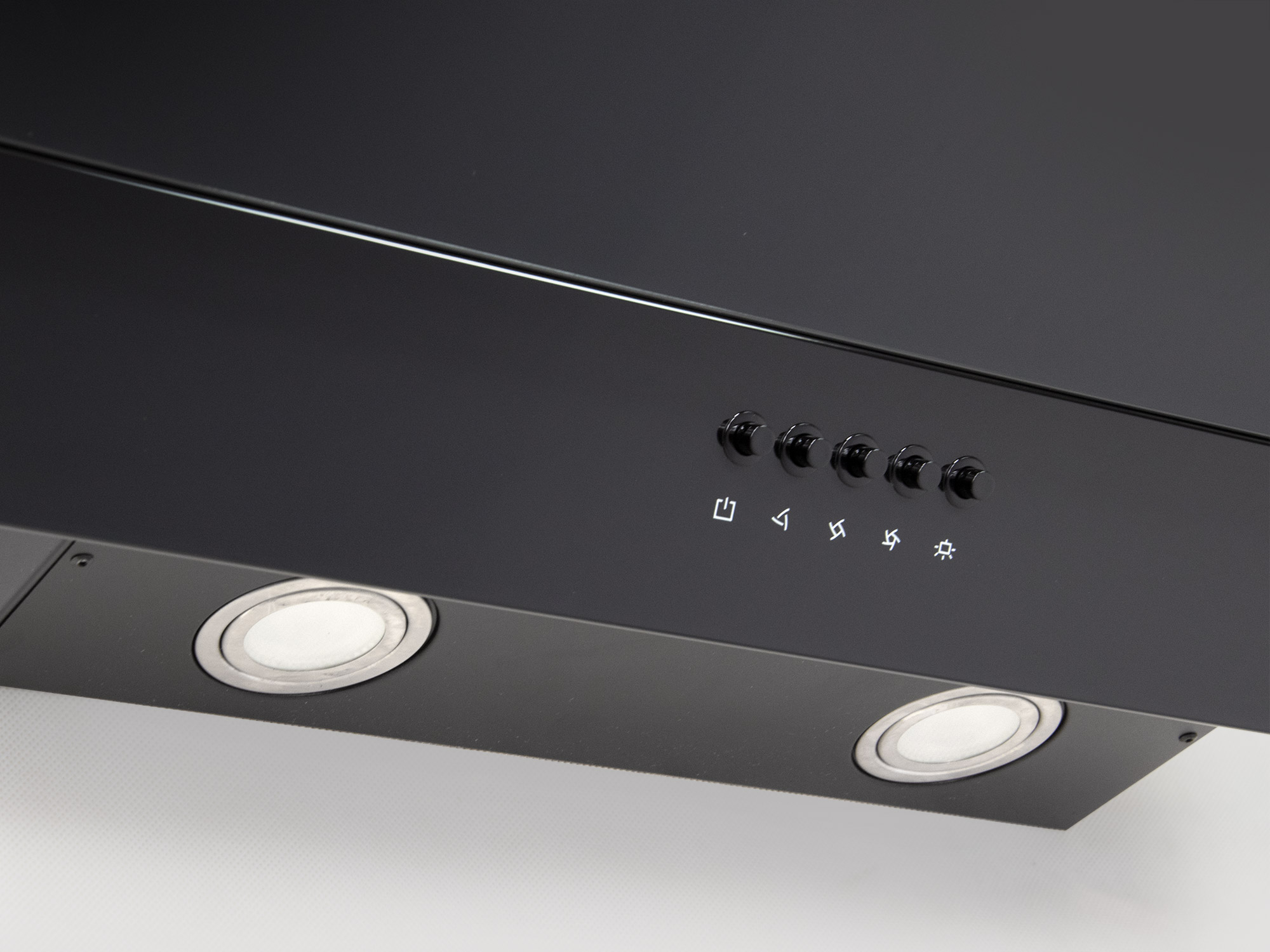 Czarny okap z przyciskami sterowania i dwoma światłami. Przyciski pokazują zasilanie, prędkość wentylatora i światło.