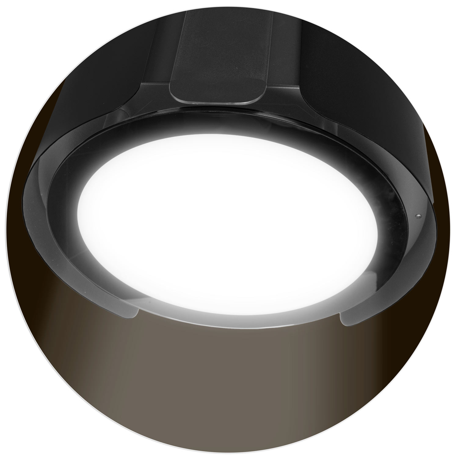 Czarny, okrągły element oświetleniowy z jasnym, białym, owalnym środkiem. Tło to gradient od brązu do bieli.