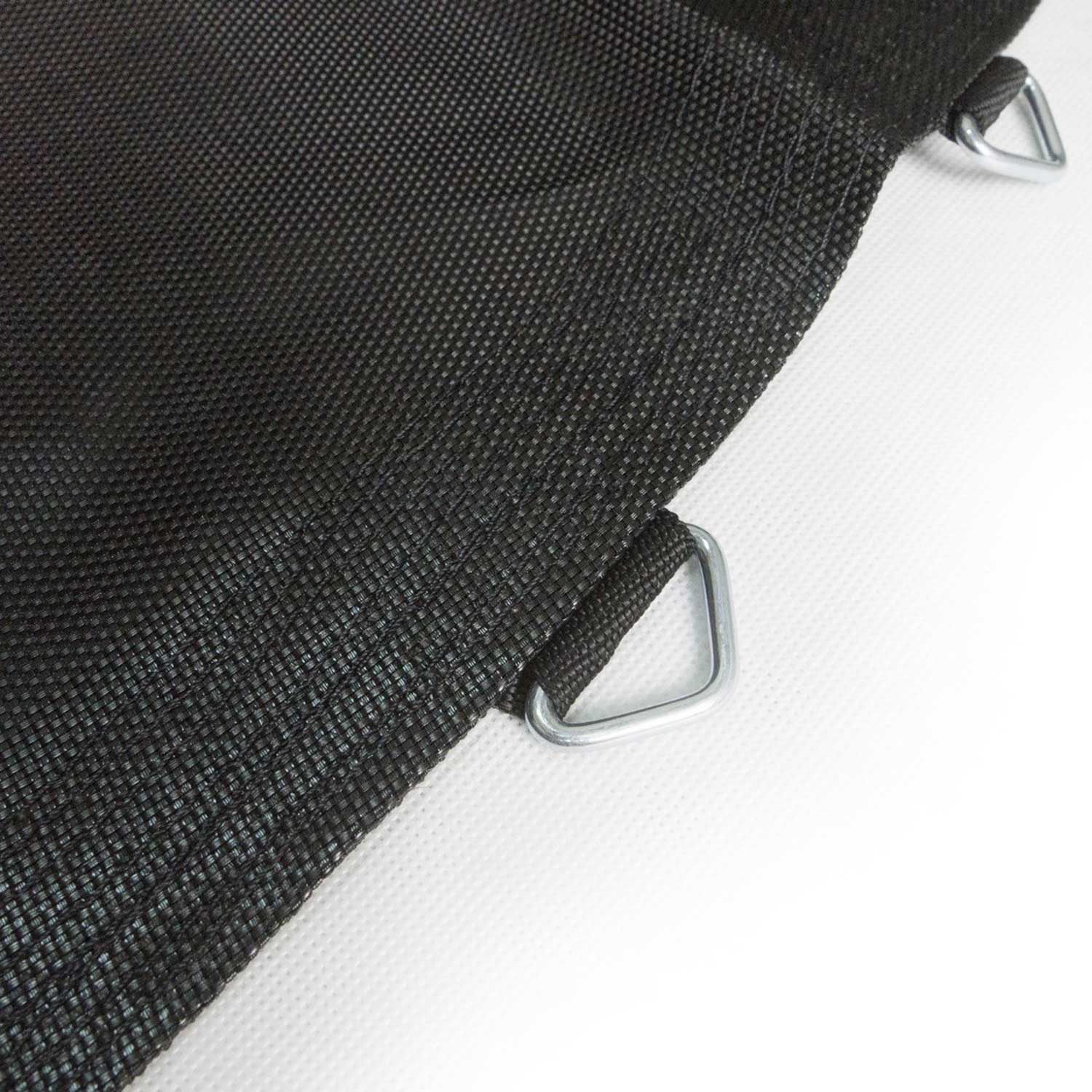 Zbliżenie czarnej tkaniny z metalowymi kółkami w kształcie litery D. Tkanina ma teksturowany splot. Białe tło po prawej.