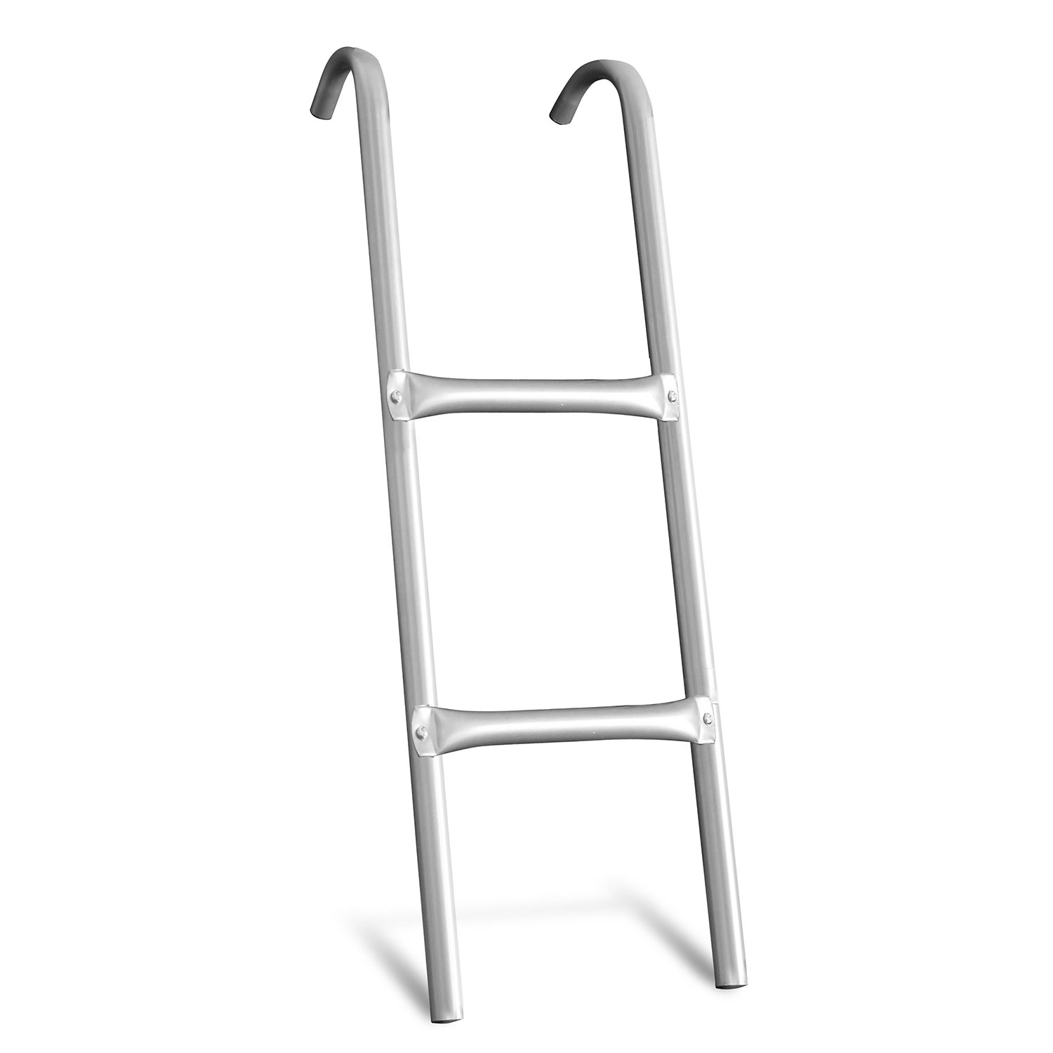 Srebrna metalowa drabina z dwoma hakami na górze, trzema szczeblami i białym tłem. Drabina lekko pochylona w prawo.