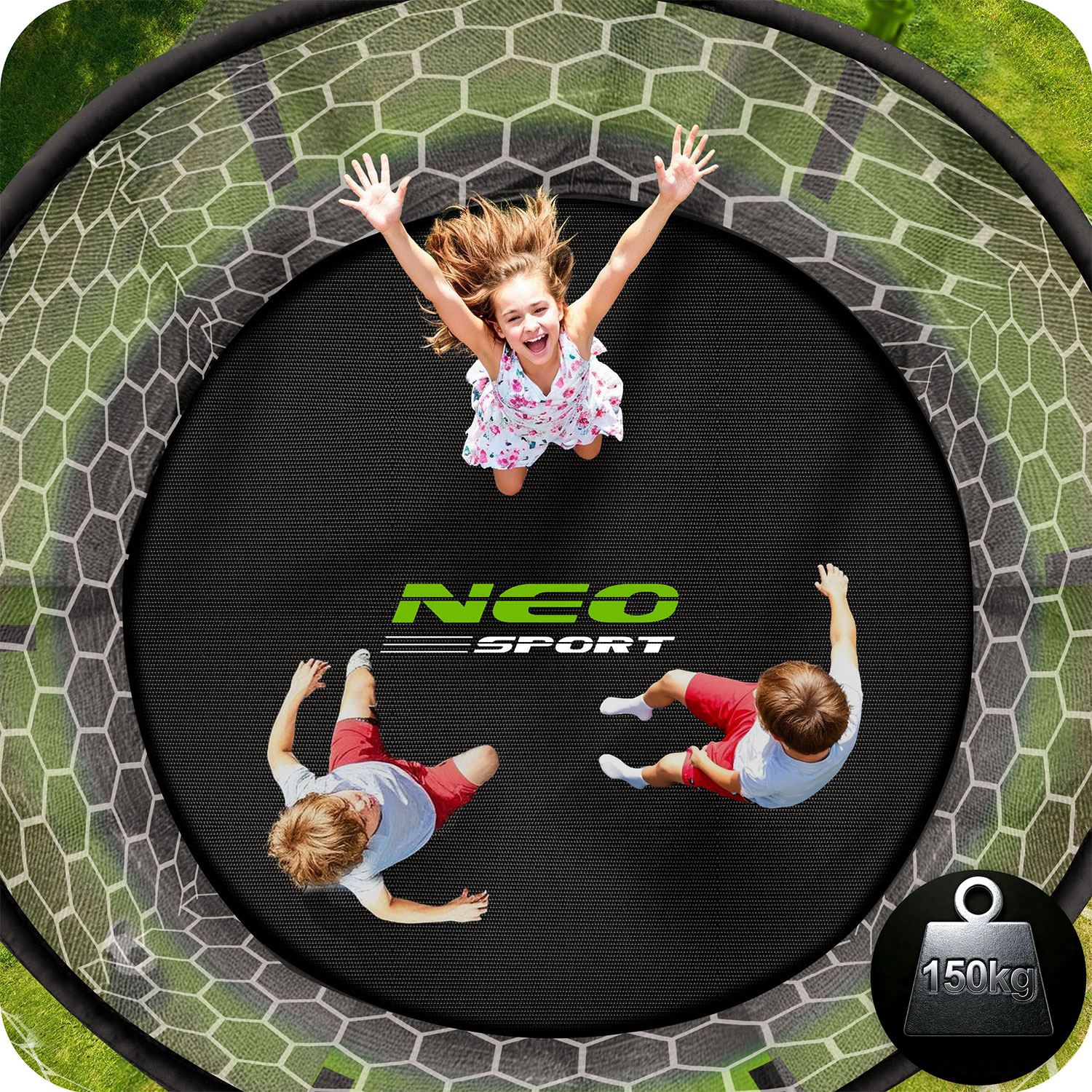 Trójka dzieci na trampolinie. Jedno skacze z podniesionymi ramionami. Dwójka leży. Trampolina ma siatkę zabezpieczającą.