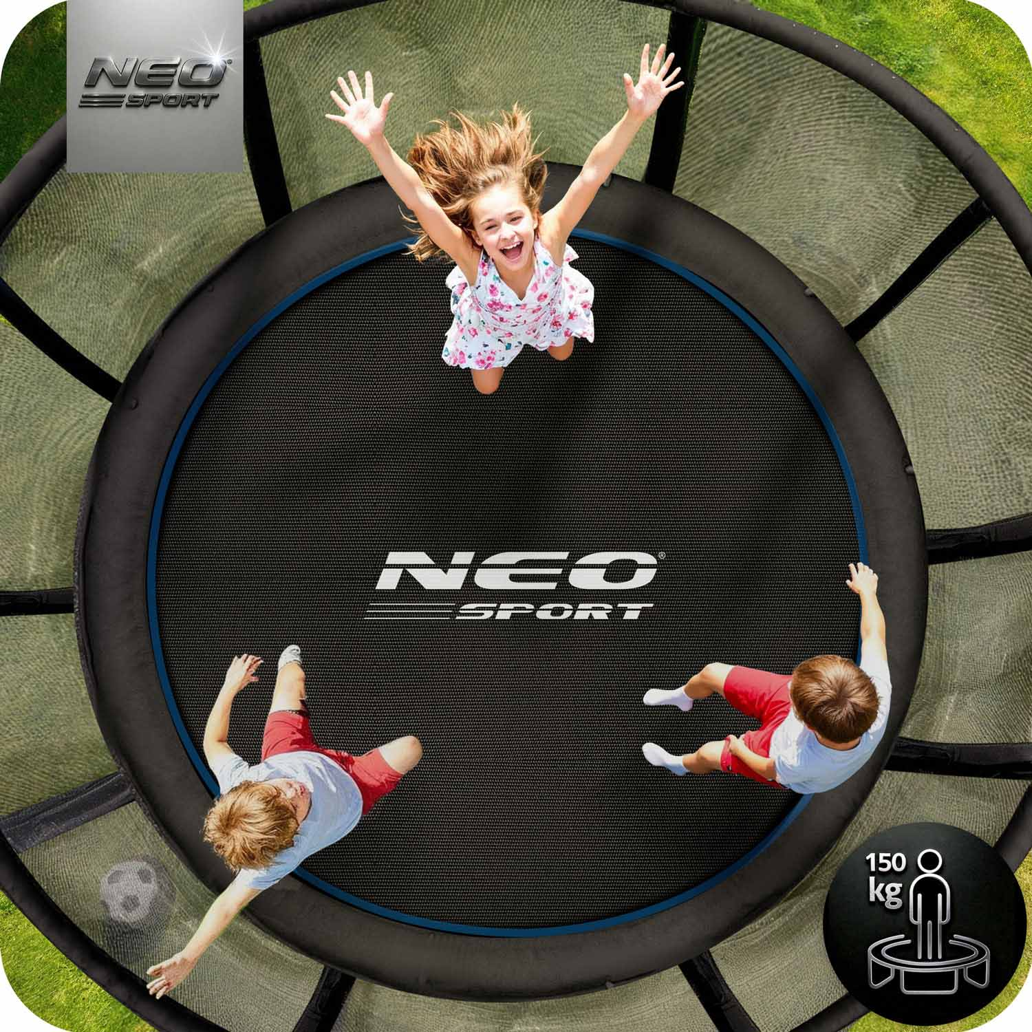 Troje dzieci na trampolinie, jedno z podniesionymi ramionami. Czarna trampolina z siatką. Widoczne logo NEO SPORT.