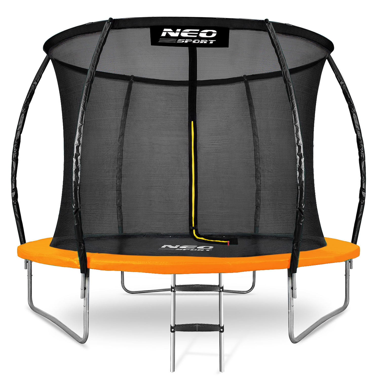 Trampolina z czarną siatką, pomarańczową wyściółką i srebrnymi nogami. Żółty słup jest na środku. Ma małą drabinę.