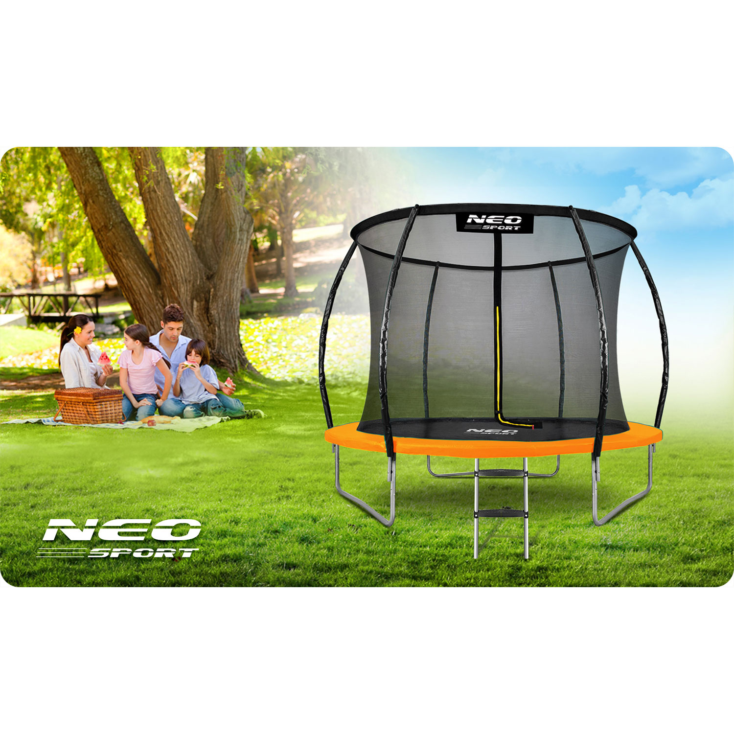 Rodzinny piknik w pobliżu trampoliny. Trampolina stoi na zielonej trawie, a rodzina cieszy się jedzeniem i piciem na kocu.