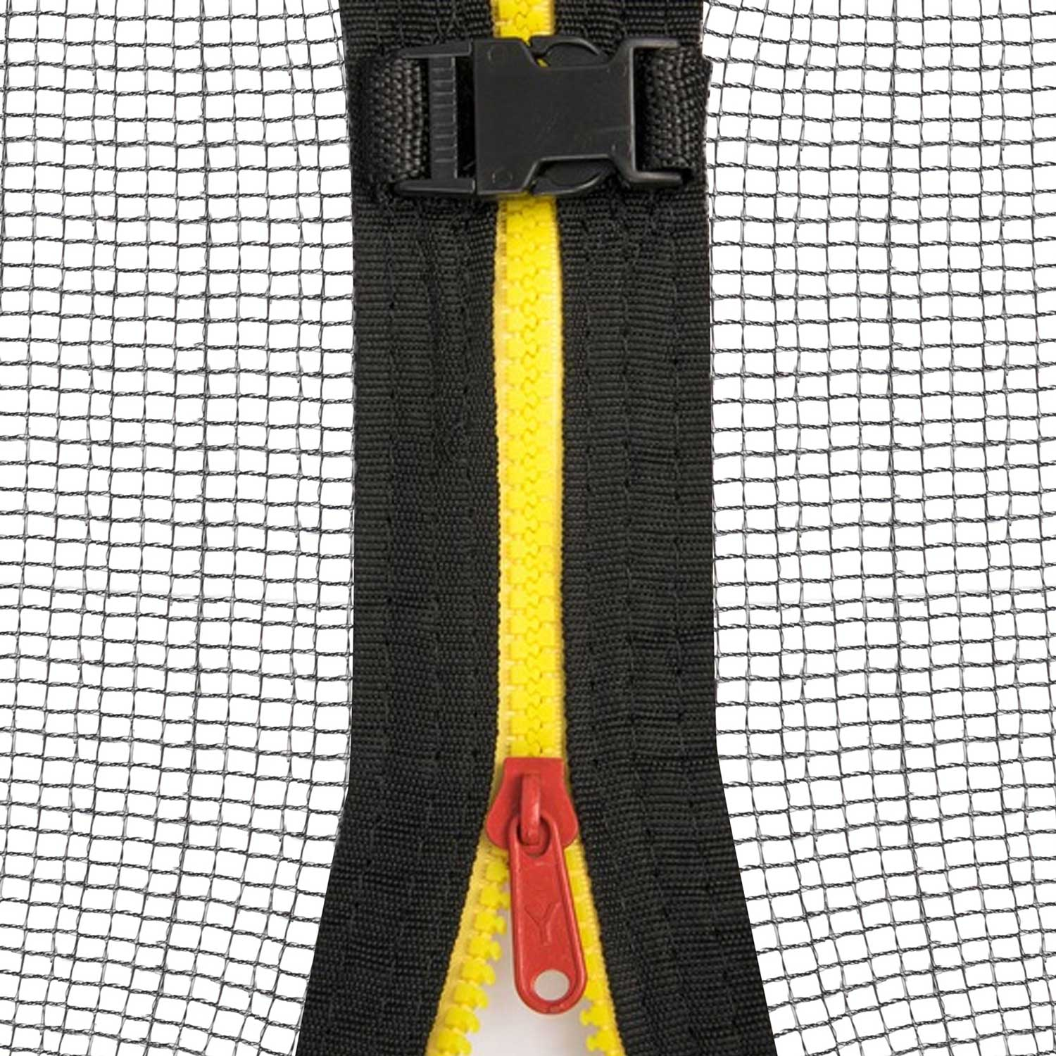 Zbliżenie na czarny zamek błyskawiczny z żółtymi ząbkami i czerwonym suwakiem. Czarna klamra u góry, otoczona siatką.