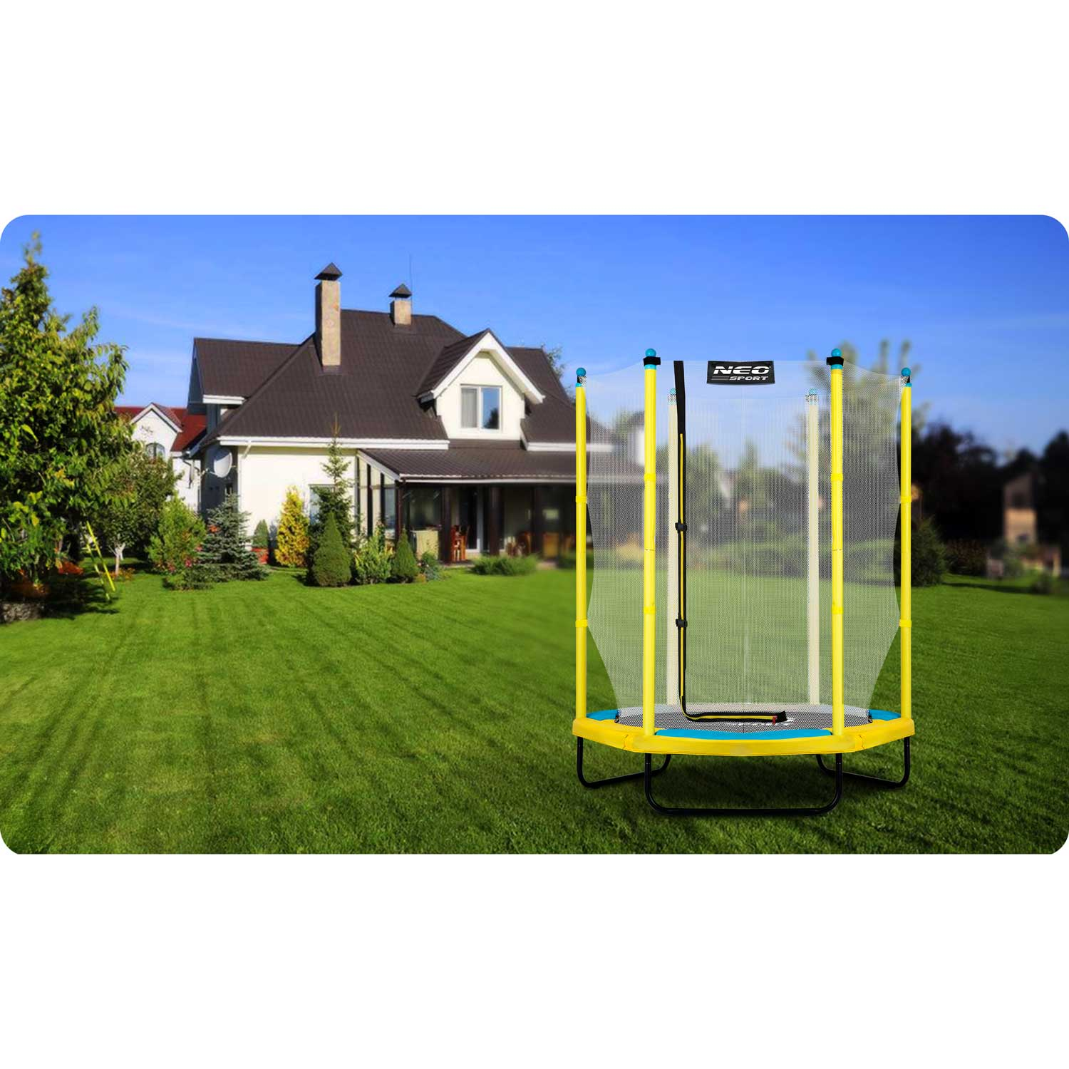 Trampolina stoi na zielonej trawie przed domem. Trampolina jest żółto-niebieska, a dom ma brązowy dach.