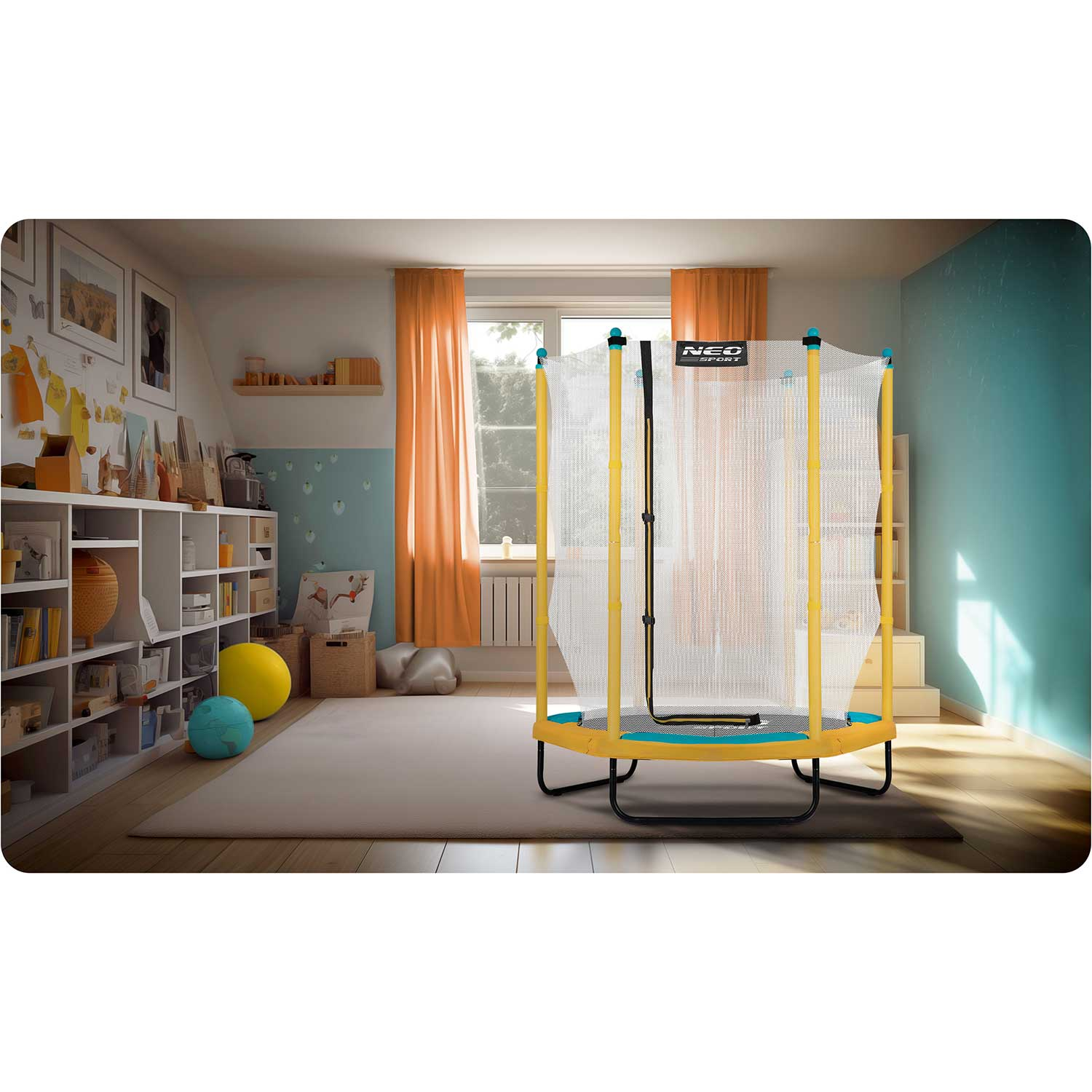 Pokój z żółtą trampoliną. Są półki z zabawkami i książkami. Żółta i niebieska piłka leży na podłodze. Pomarańczowe zasłony.