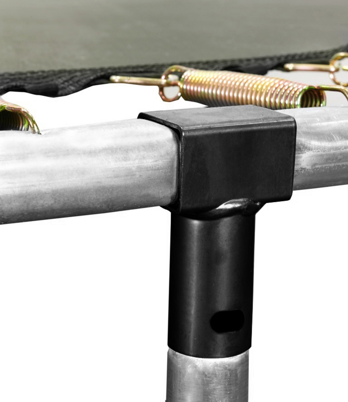 Zbliżenie na elementy trampoliny: metalowa rama, czarne łączniki, sprężyny i powierzchnia siatki. Wyizolowane na białym tle.